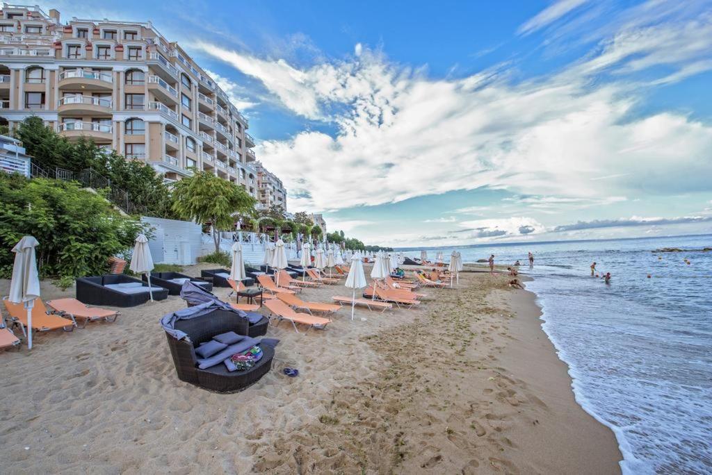 Luxurious and panoramic apartments at the beach in La Mer complex