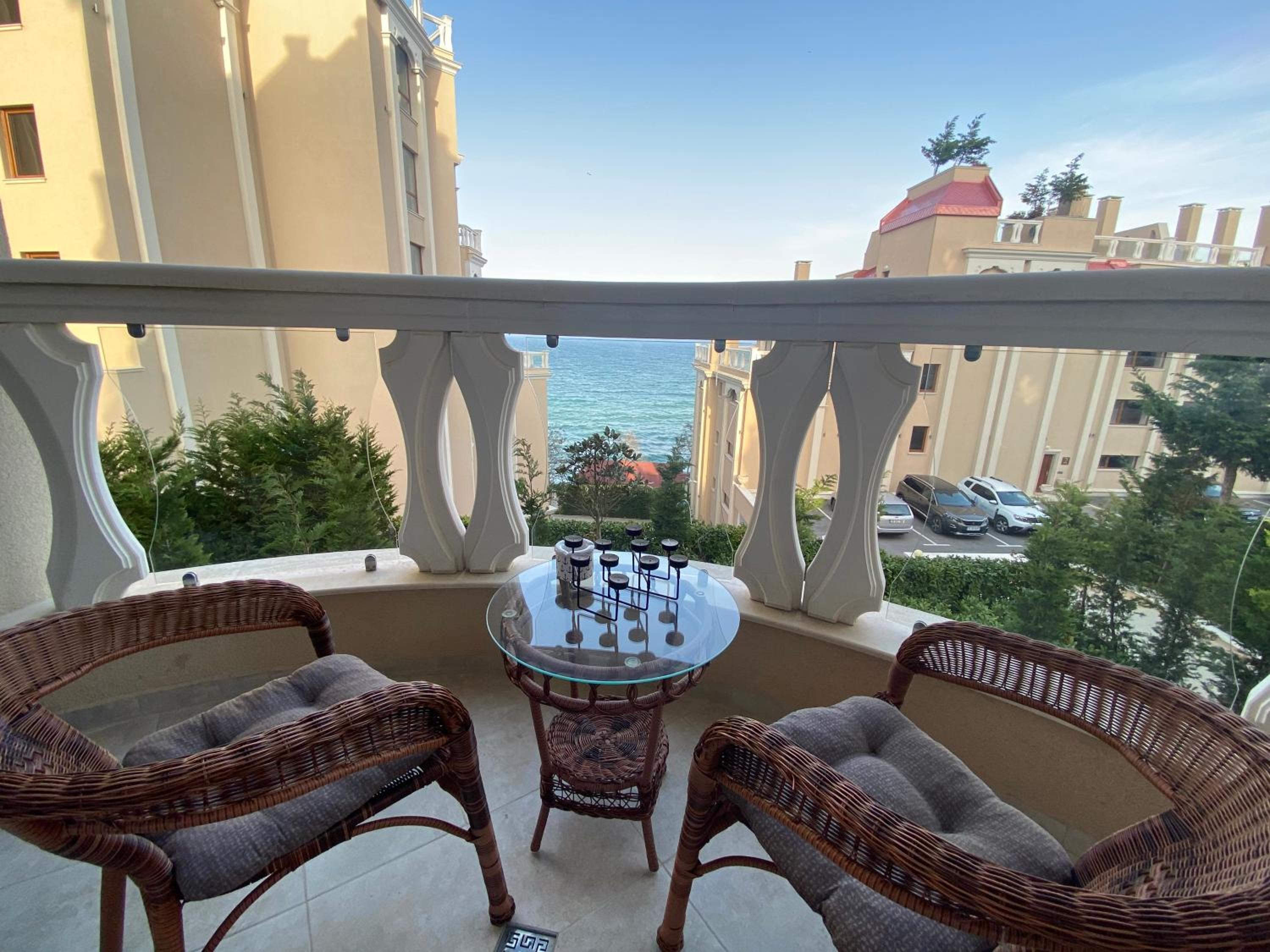 Luxurious and panoramic apartments at the beach in La Mer complex