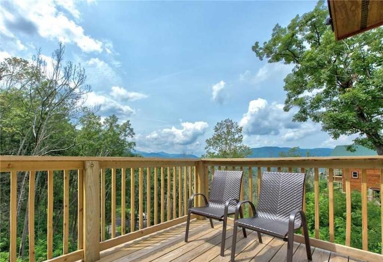 Walnut Ridge Cabin. Sleeps 7-11! Hot tub, pool table, minutes to downtown Gatlinburg! view 4
