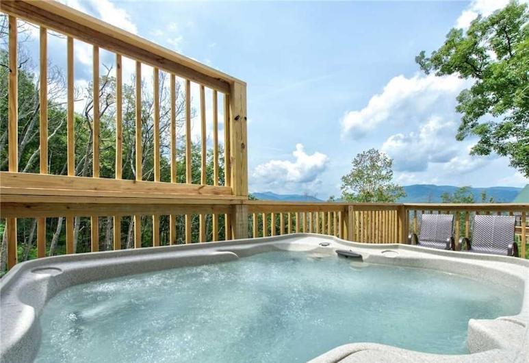 Walnut Ridge Cabin. Sleeps 7-11! Hot tub, pool table, minutes to downtown Gatlinburg! view 3