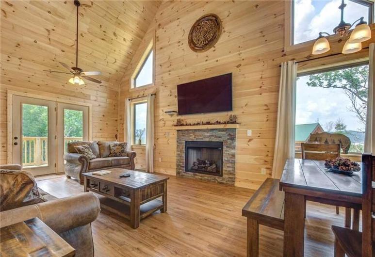 Walnut Ridge Cabin. Sleeps 7-11! Hot tub, pool table, minutes to downtown Gatlinburg! view 2