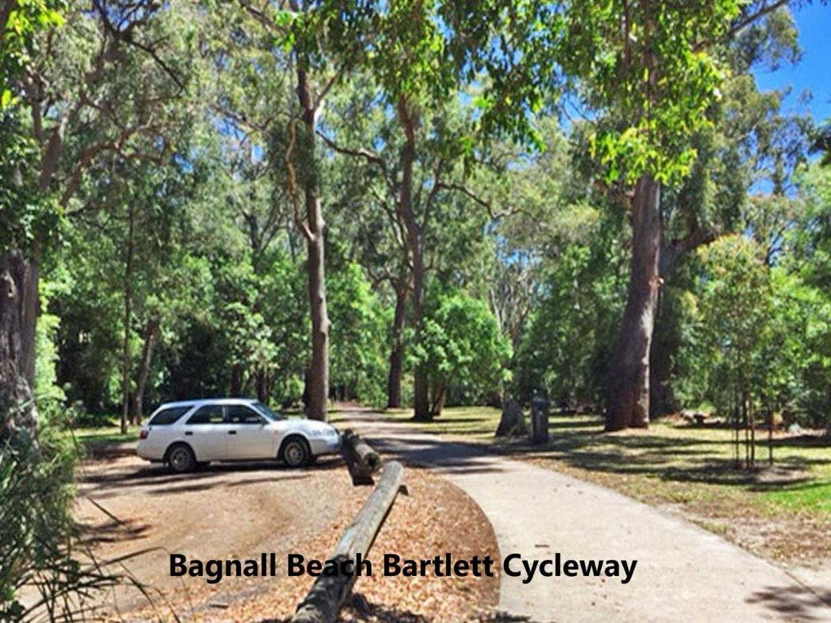Away Nelson Bay, 29 Wollomi Ave - Spacious family home with water views, pet friendly, Wifi & aircon