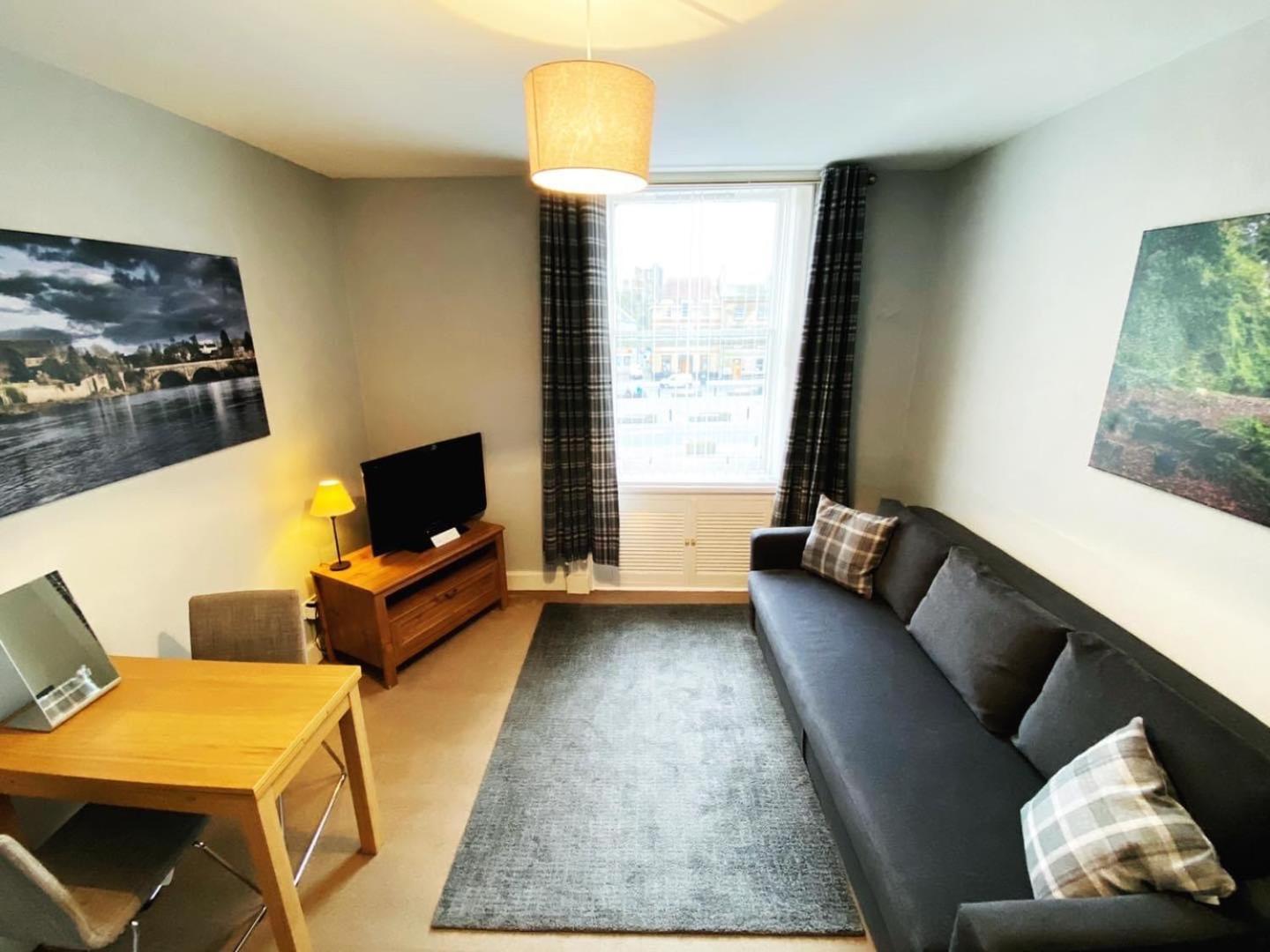 Studio Apartments on the Square view 4