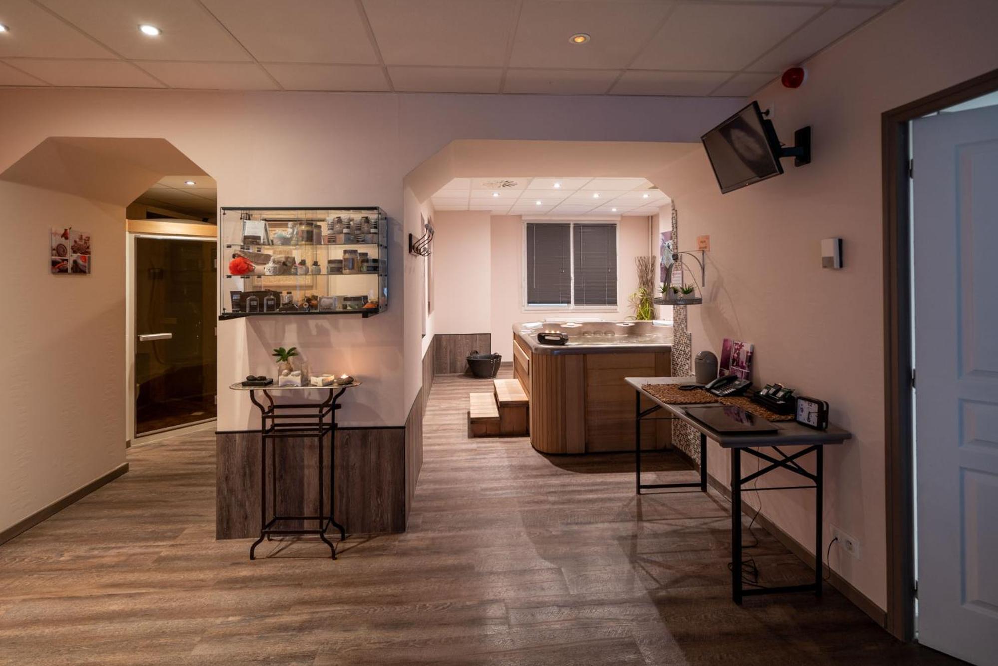 Hotel Logis Central Hôtel - Restaurant & Spa - Image 1