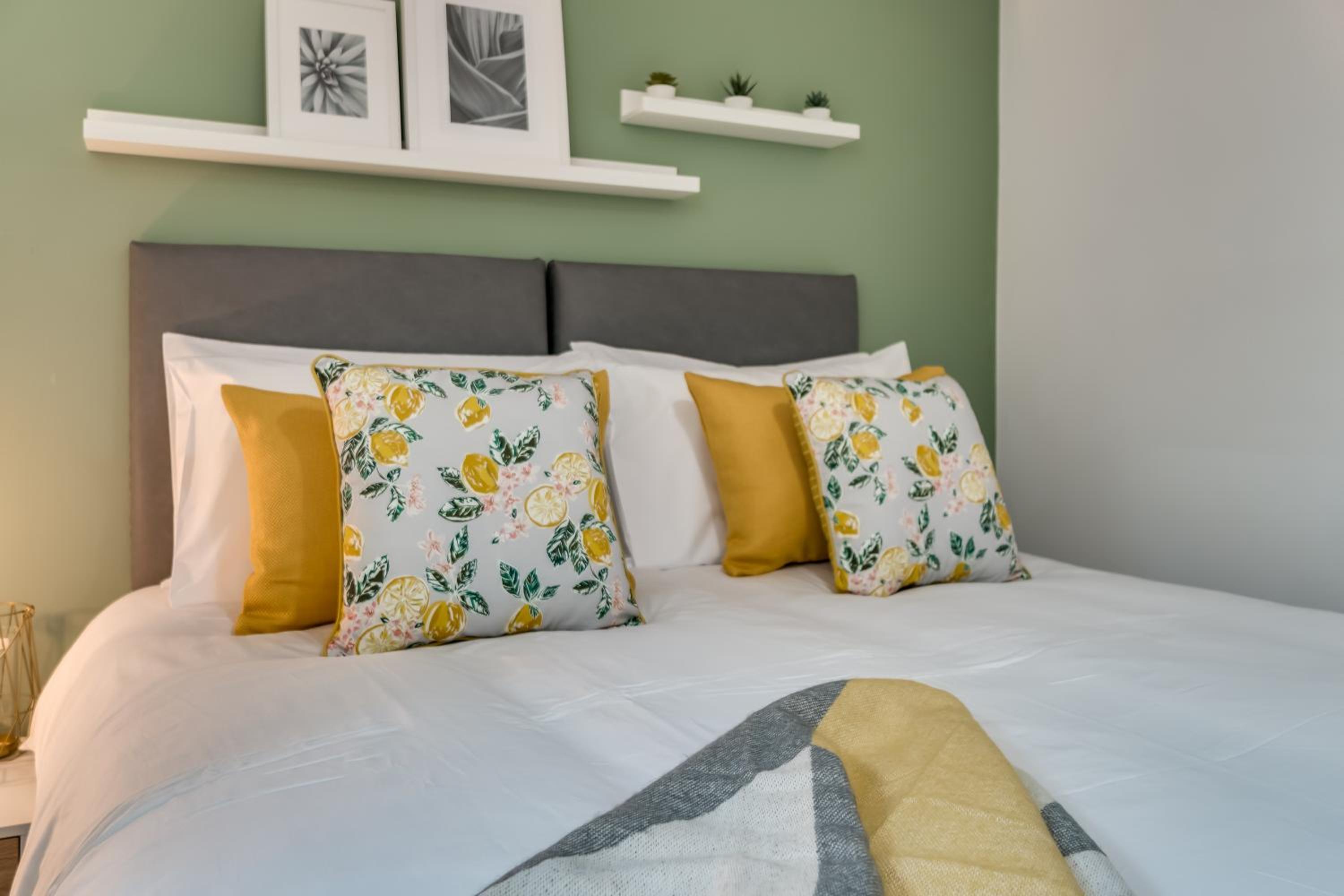Chic and Bright Apartment Near the Water view 4