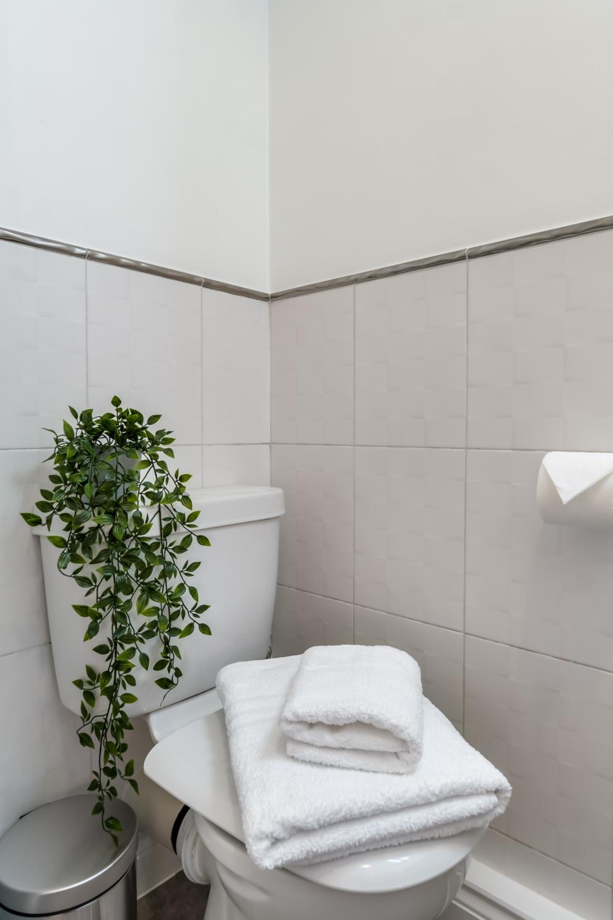 Chic and Bright Apartment Near the Water view 2