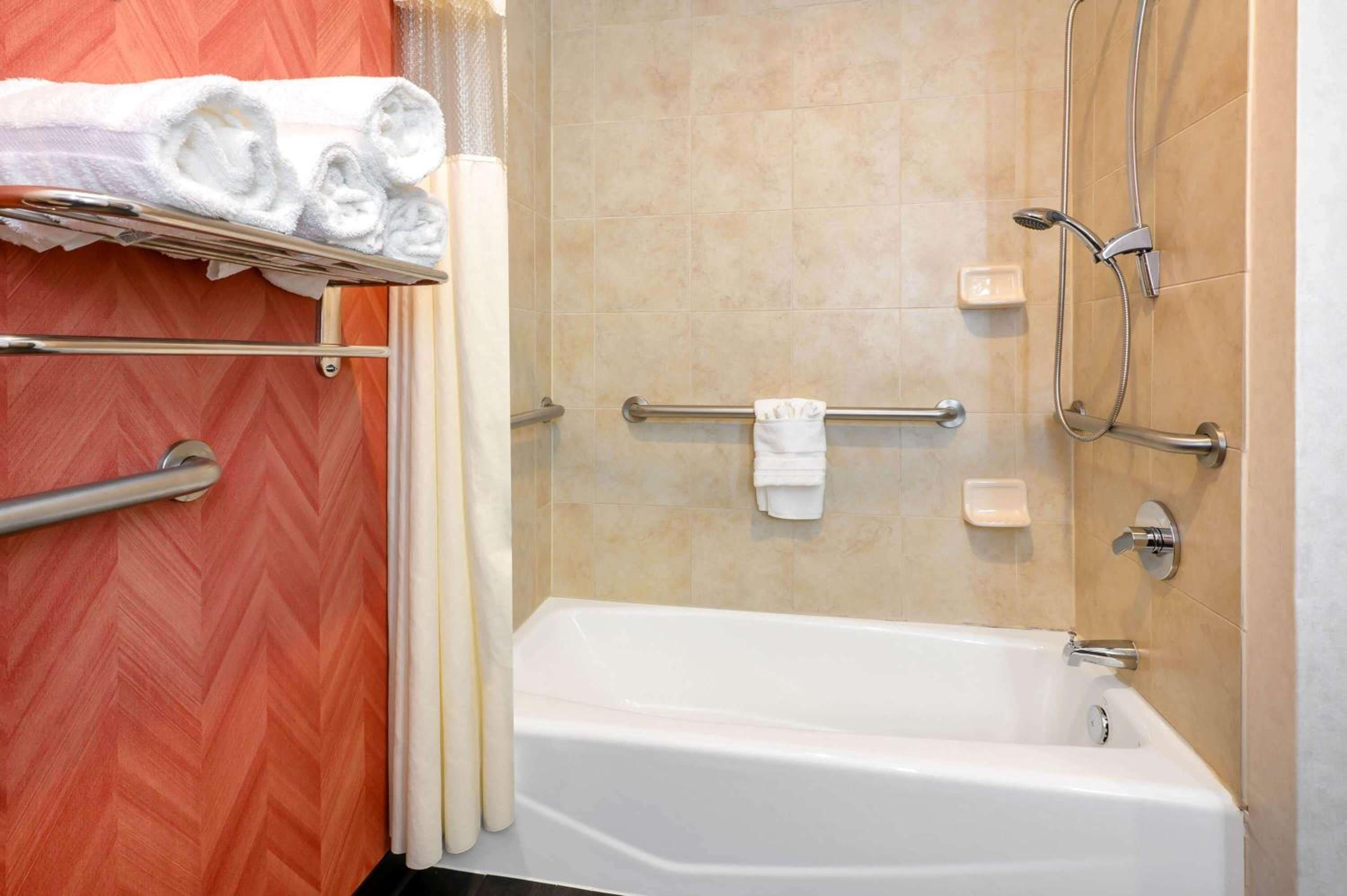 Longview Vacations - La Quinta by Wyndham Longview North - Property Image 20