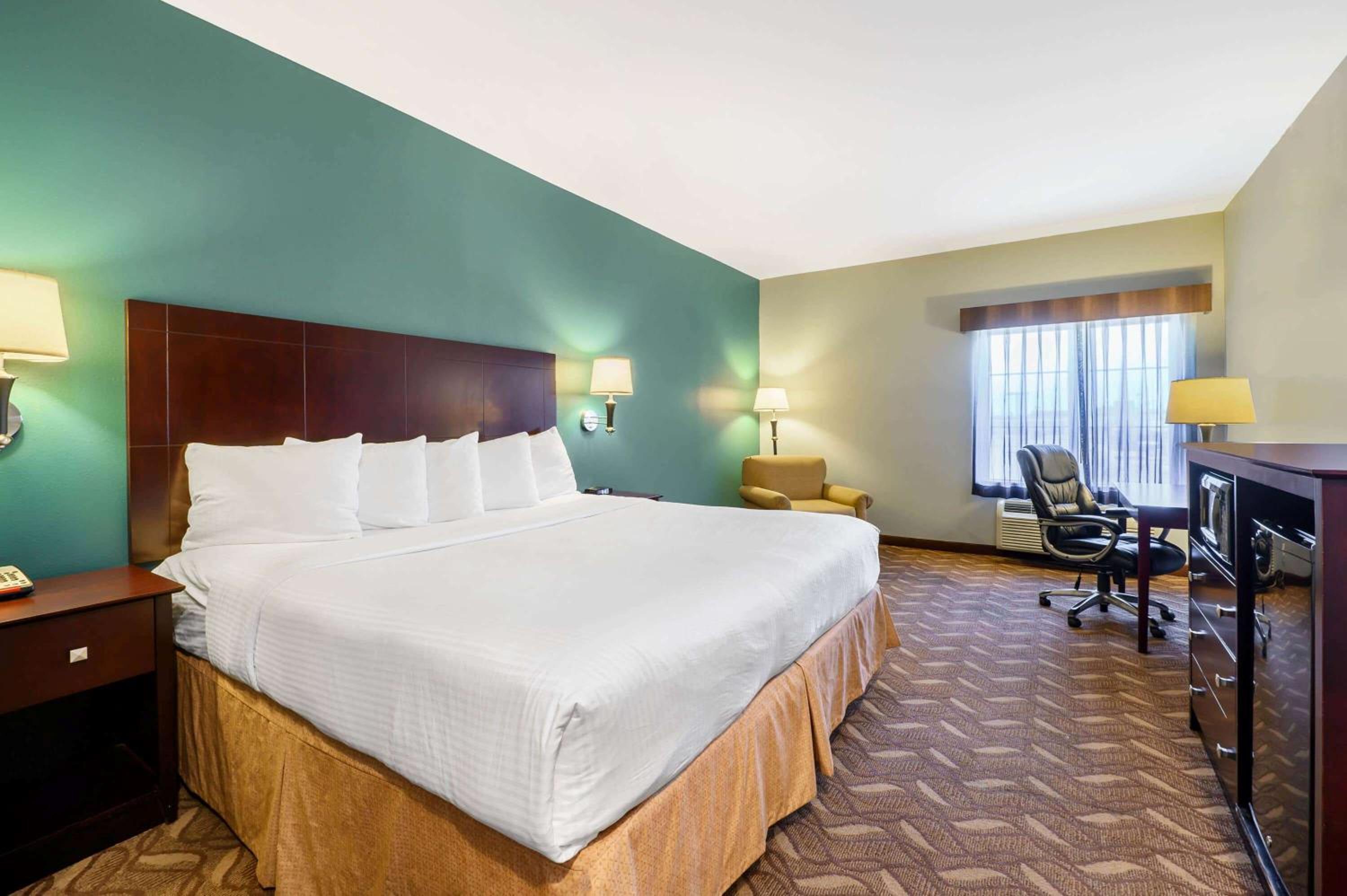 Longview Vacations - La Quinta by Wyndham Longview North - Property Image 15