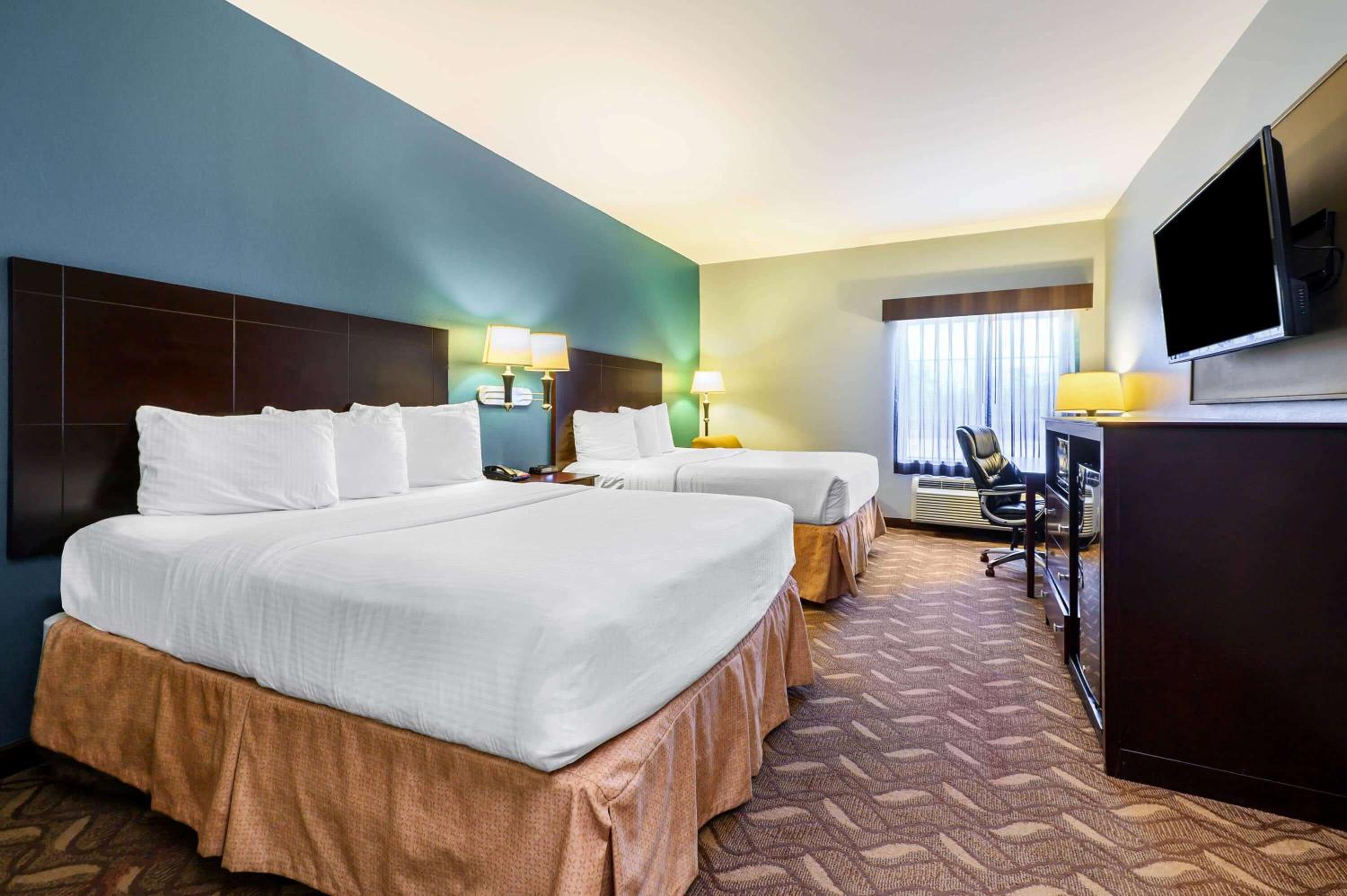 Longview Vacations - La Quinta by Wyndham Longview North - Property Image 1
