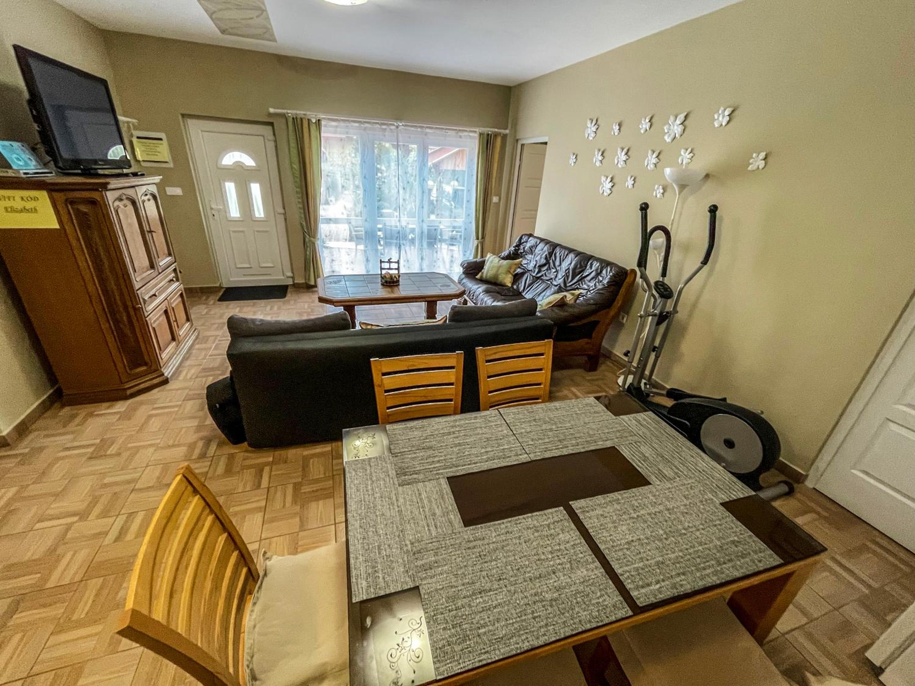 Elizabeth Apartman view 4