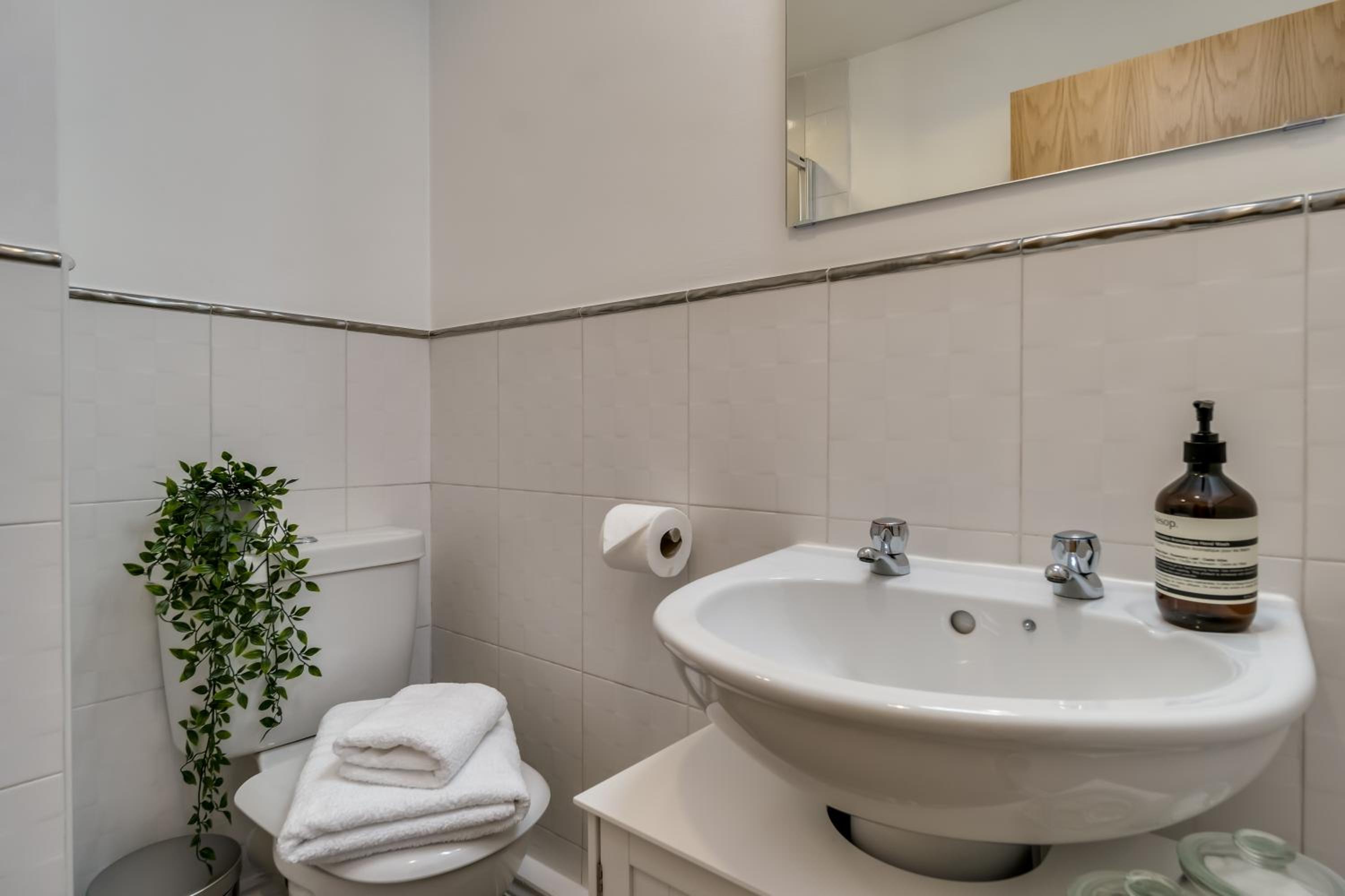 Chic and Bright Apartment Near the Water view 3