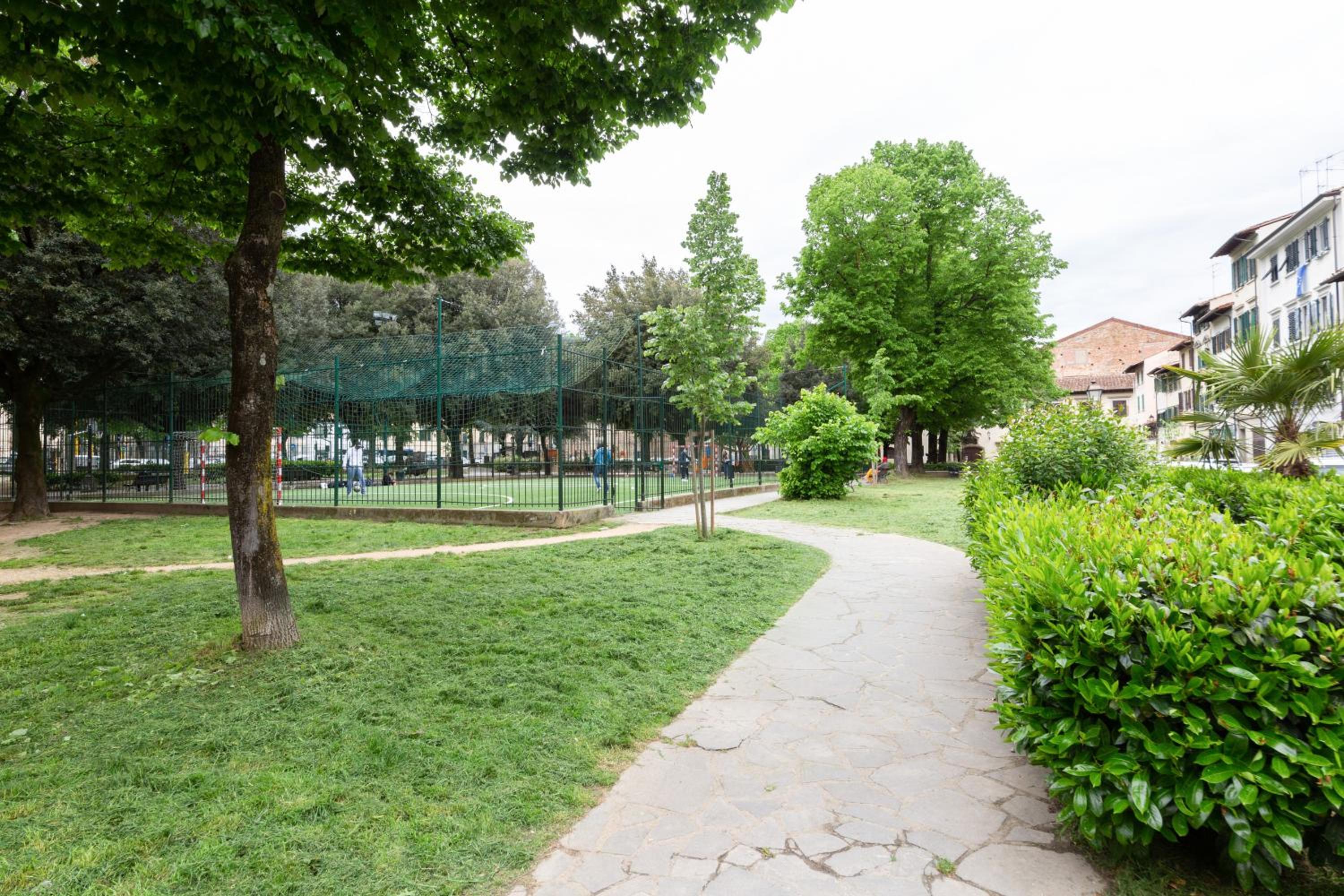 GuestHost - Oltrarno Bright Apartment con Patio Privato
