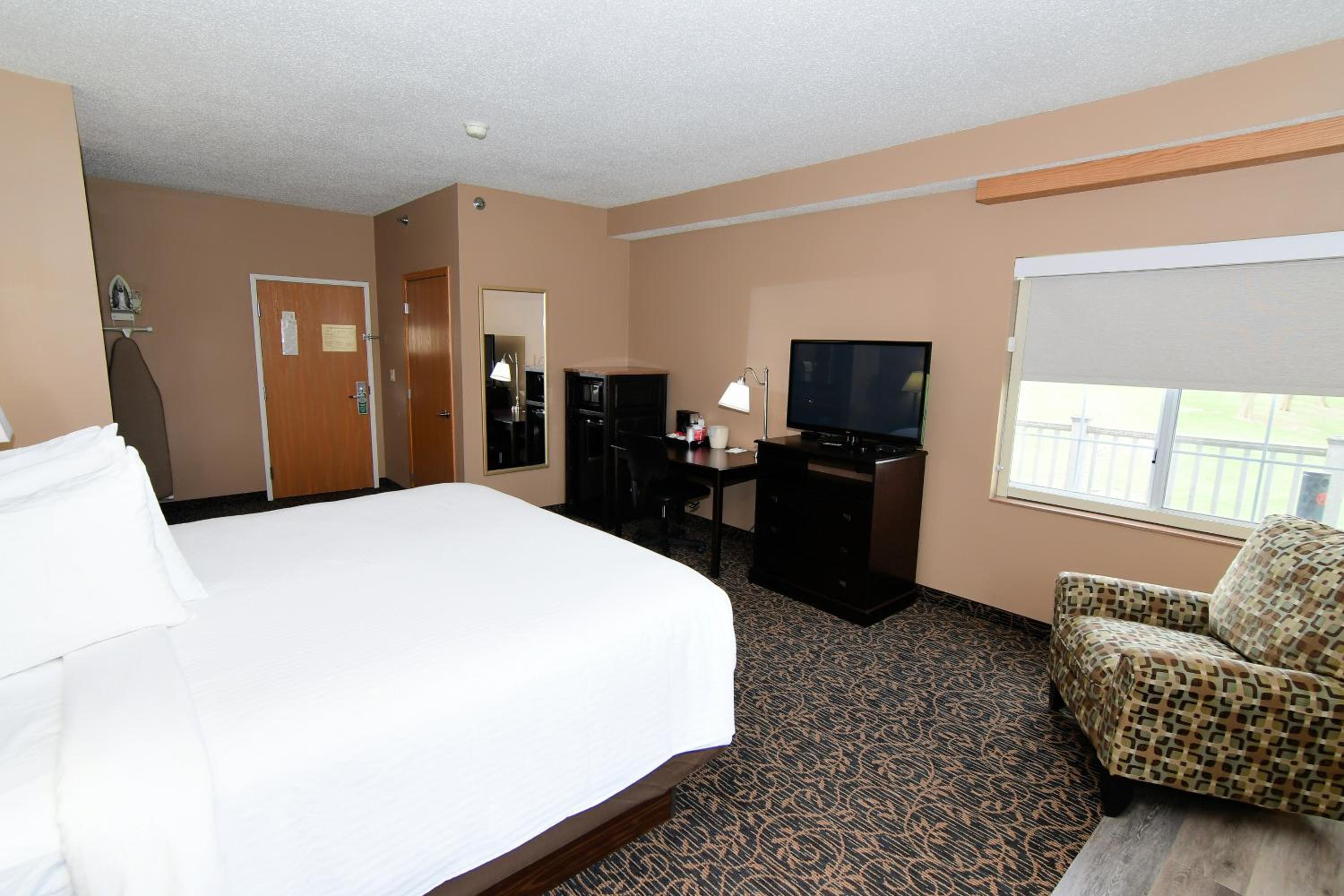 Cobblestone Inn & Suites - Denison | Majestic Hills