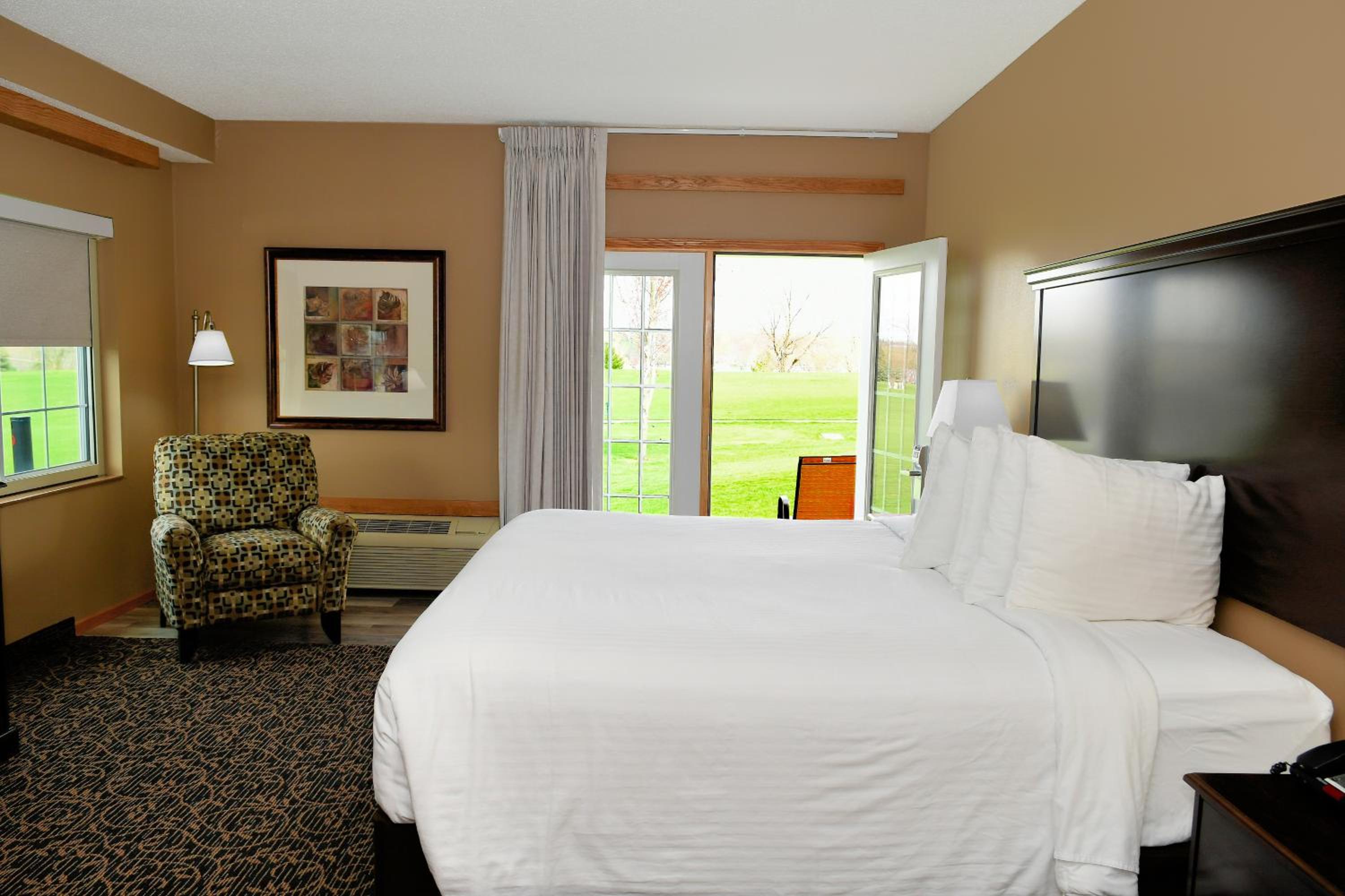Cobblestone Inn & Suites - Denison | Majestic Hills