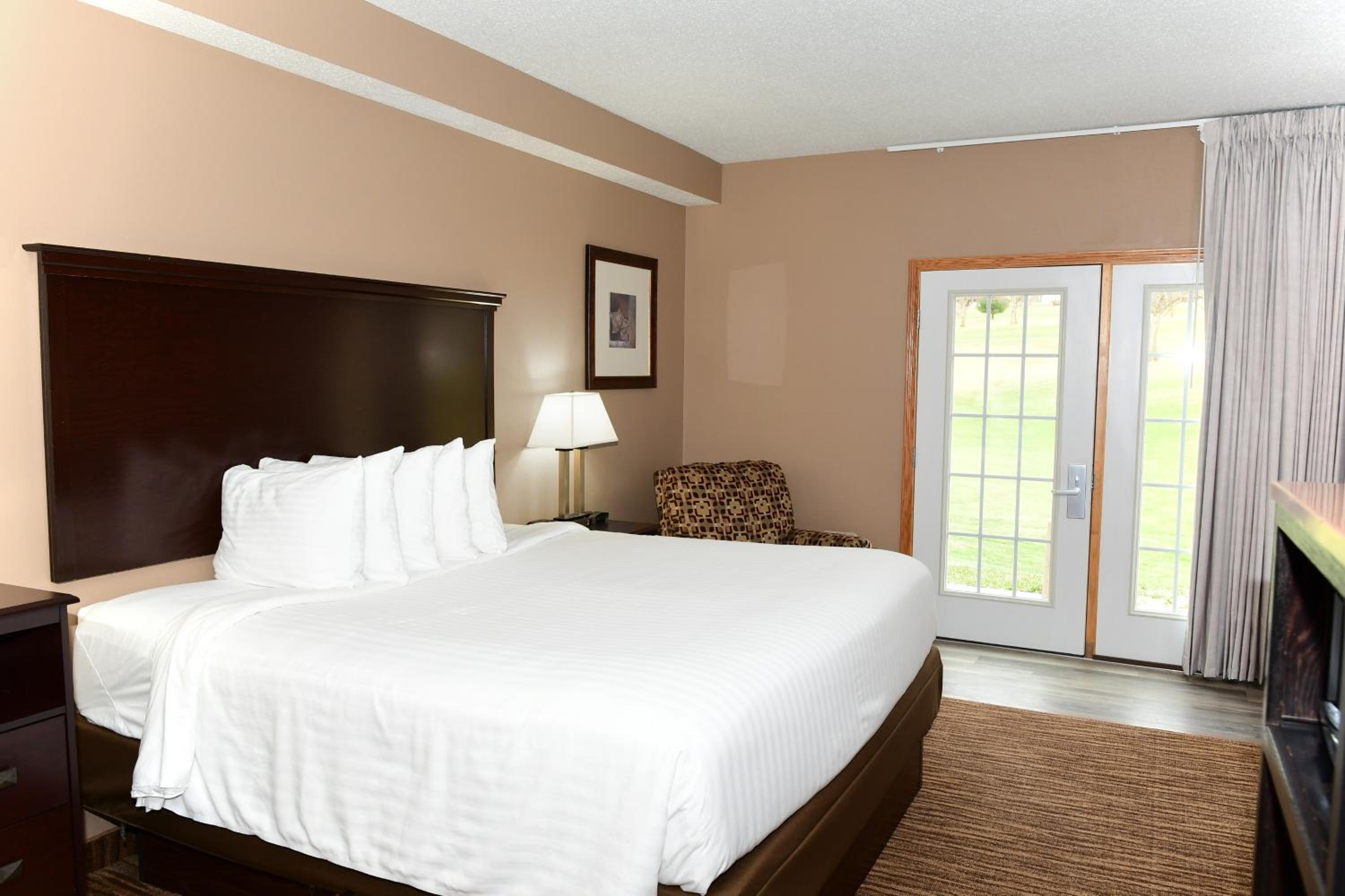 Cobblestone Inn & Suites - Denison | Majestic Hills