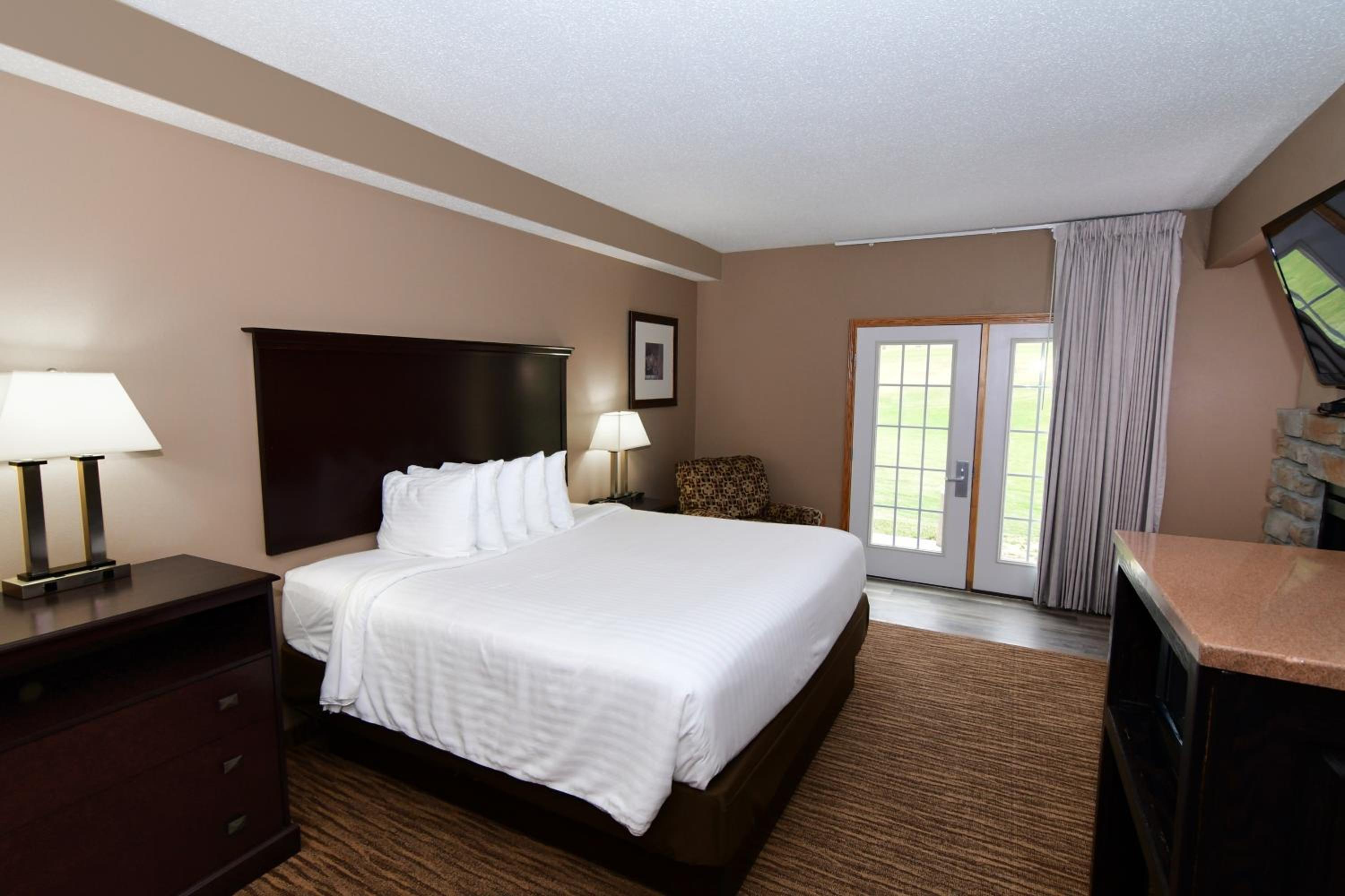 Cobblestone Inn & Suites - Denison | Majestic Hills