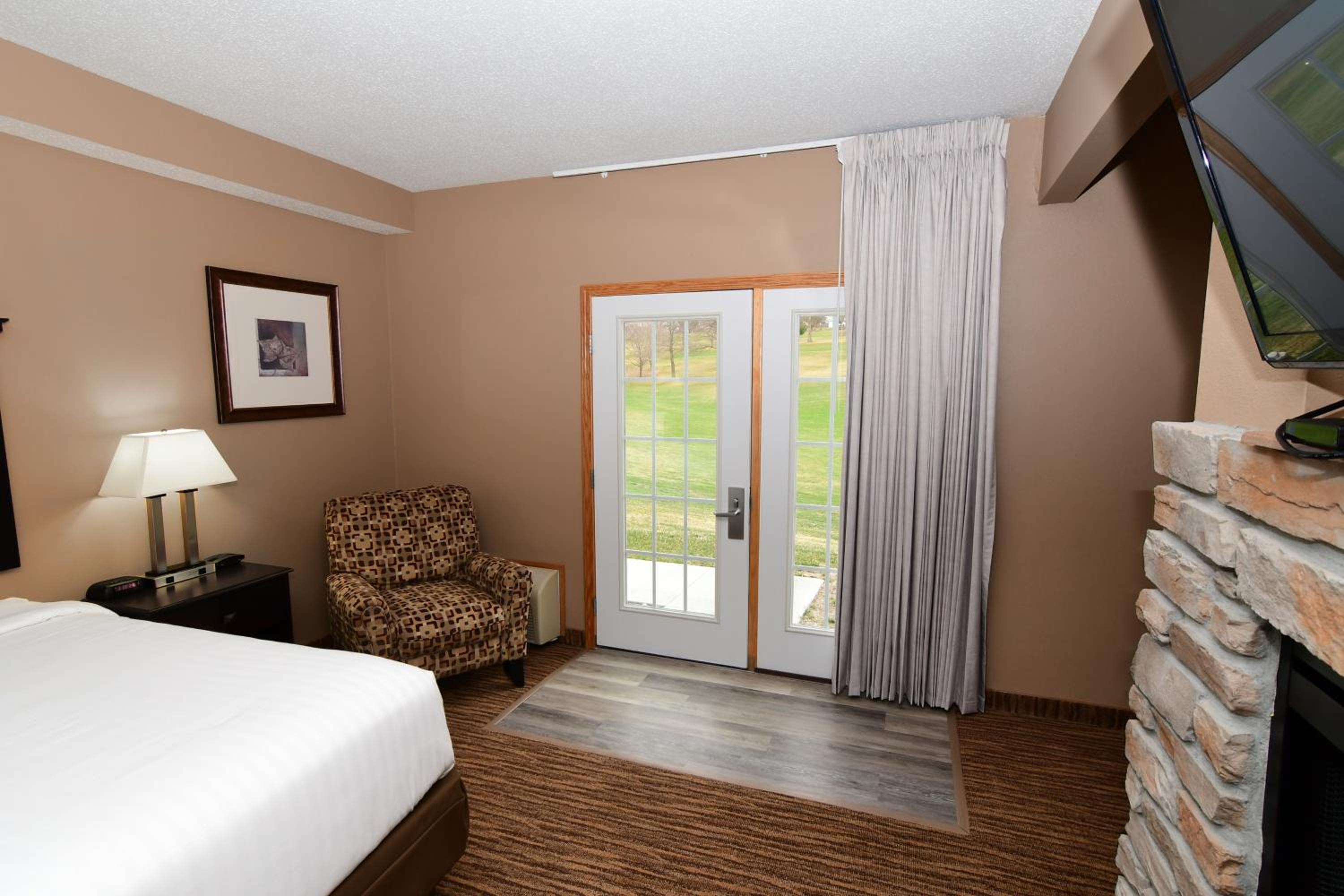 Cobblestone Inn & Suites - Denison | Majestic Hills