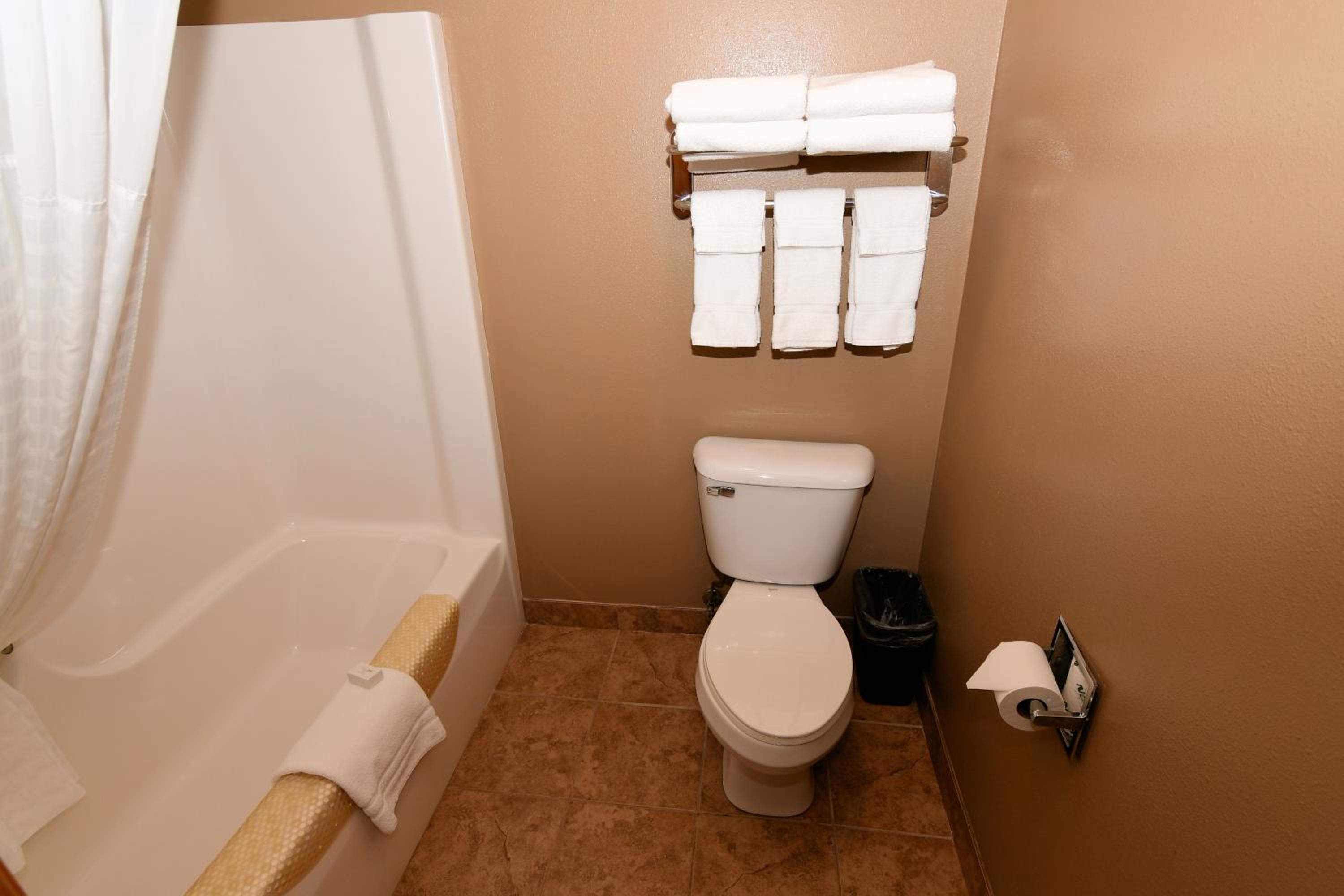Cobblestone Inn & Suites - Denison | Majestic Hills