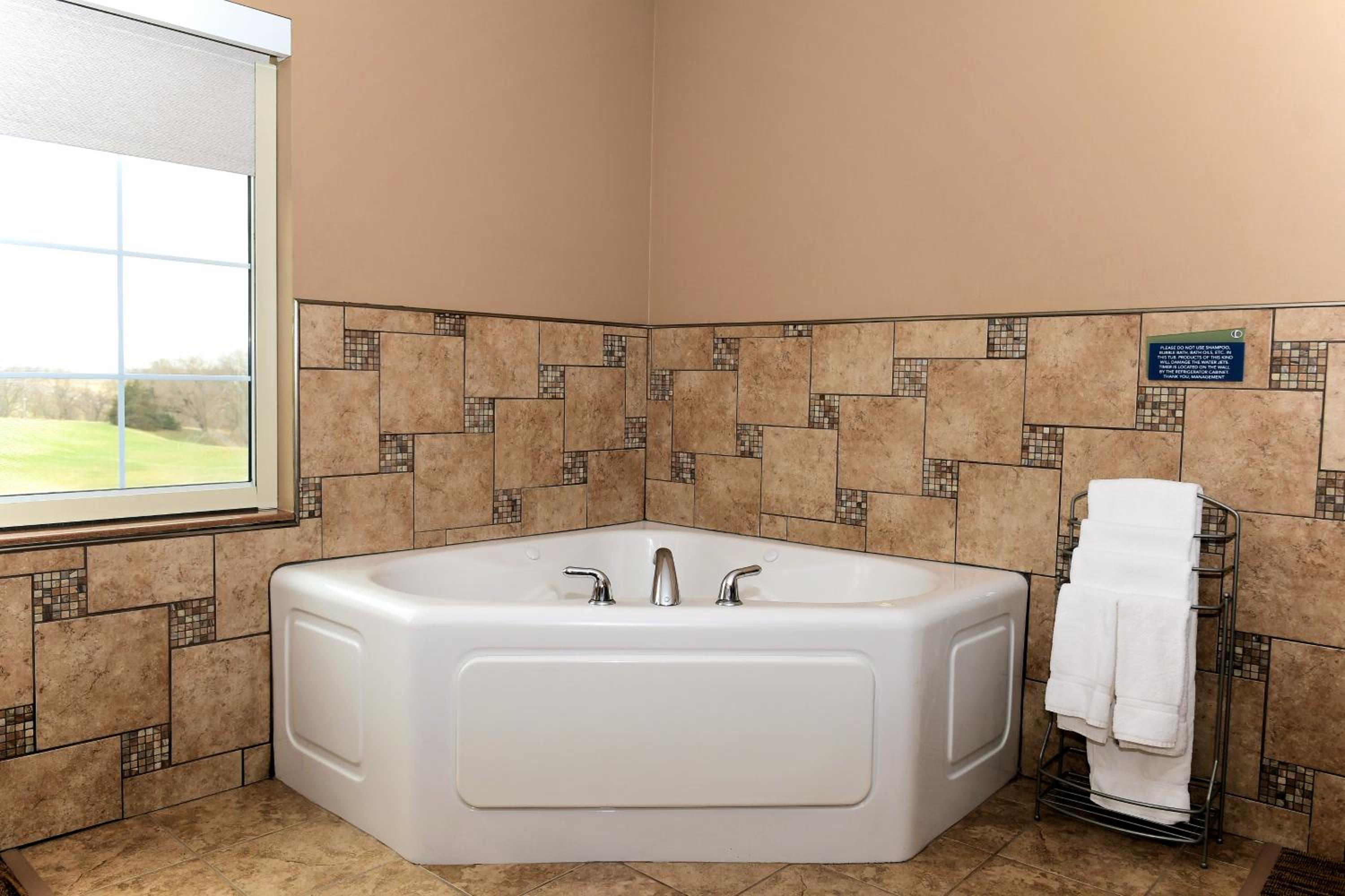 Cobblestone Inn & Suites - Denison | Majestic Hills