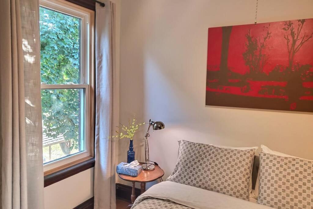 Dundurn Dwelling-Charming Century Home