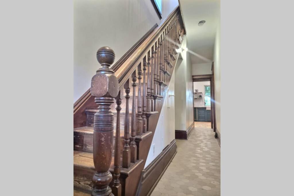 Dundurn Dwelling-Charming Century Home