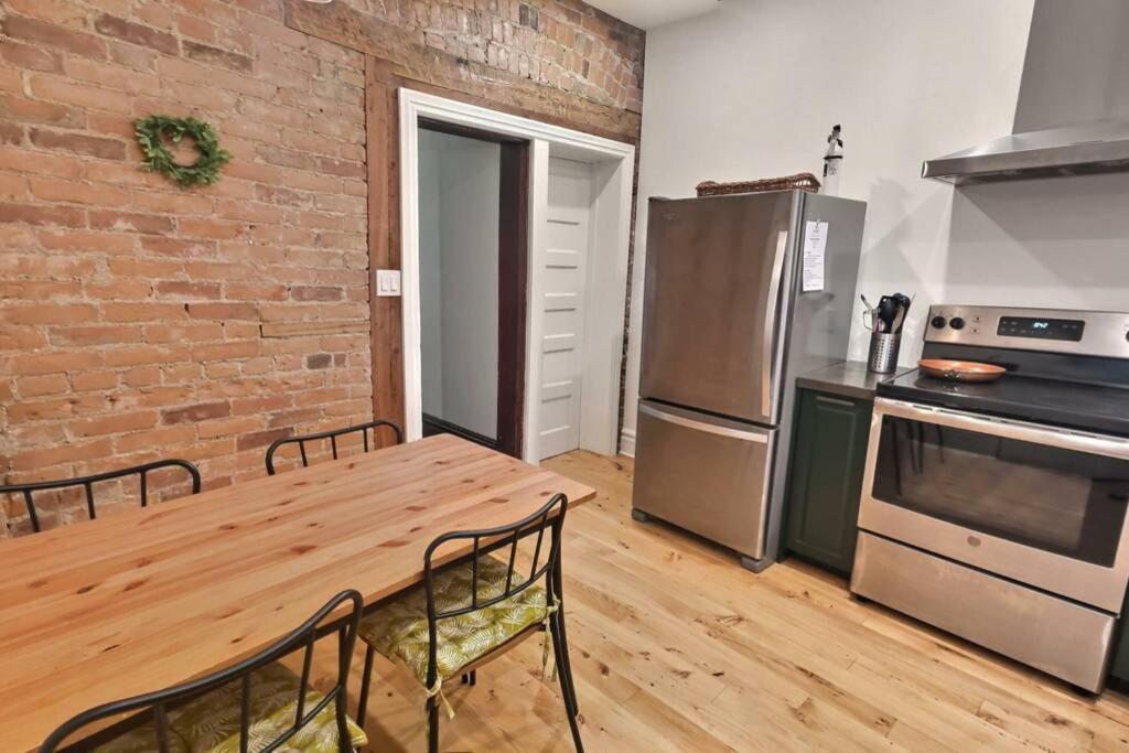 Dundurn Dwelling-Charming Century Home