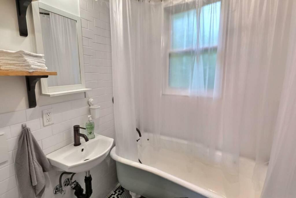 Dundurn Dwelling-Charming Century Home