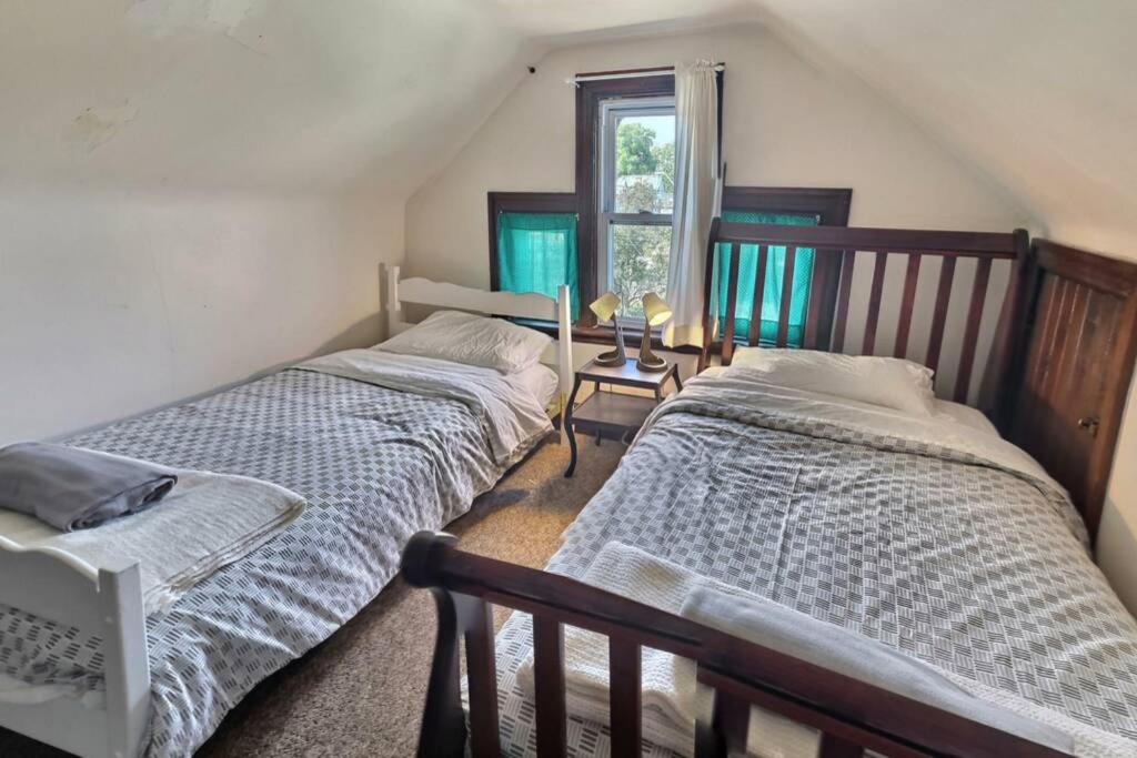 Dundurn Dwelling-Charming Century Home