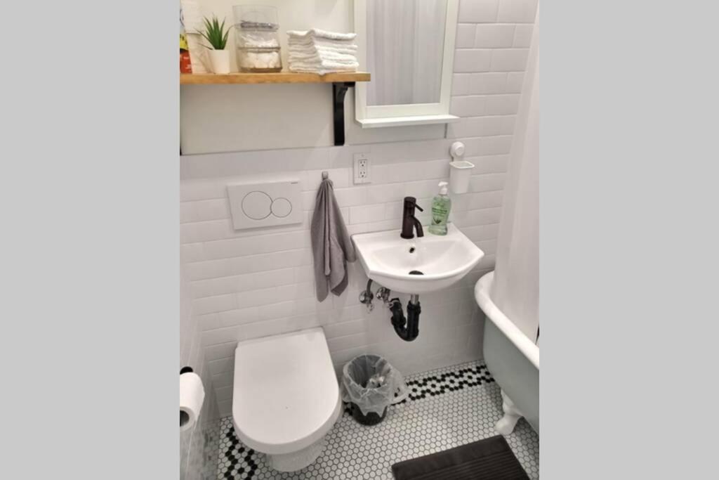 Dundurn Dwelling-Charming Century Home