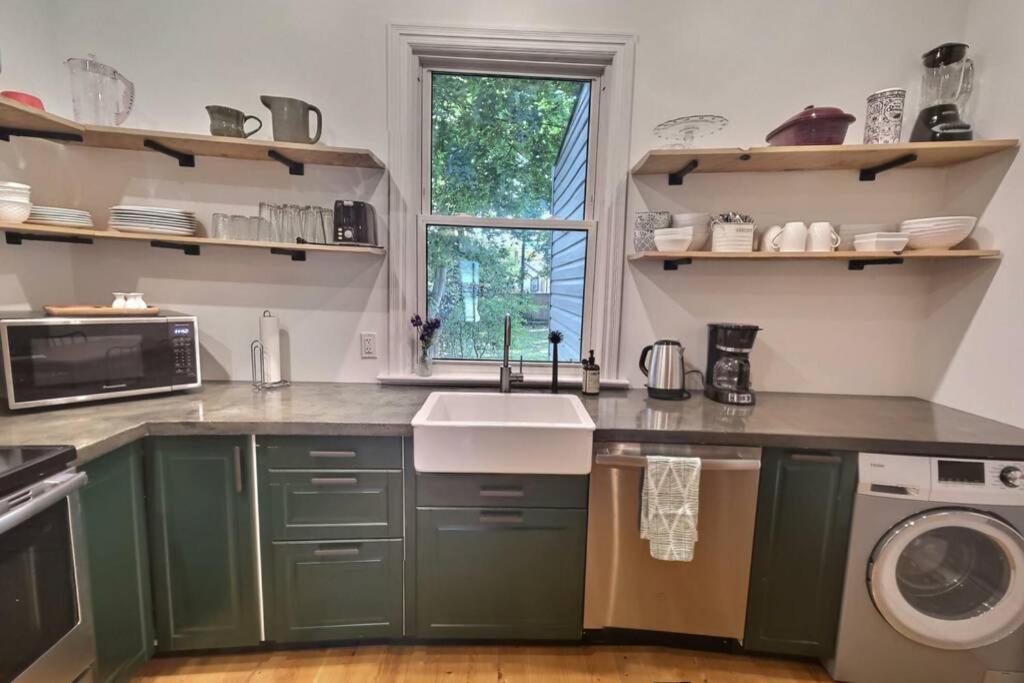 Dundurn Dwelling-Charming Century Home