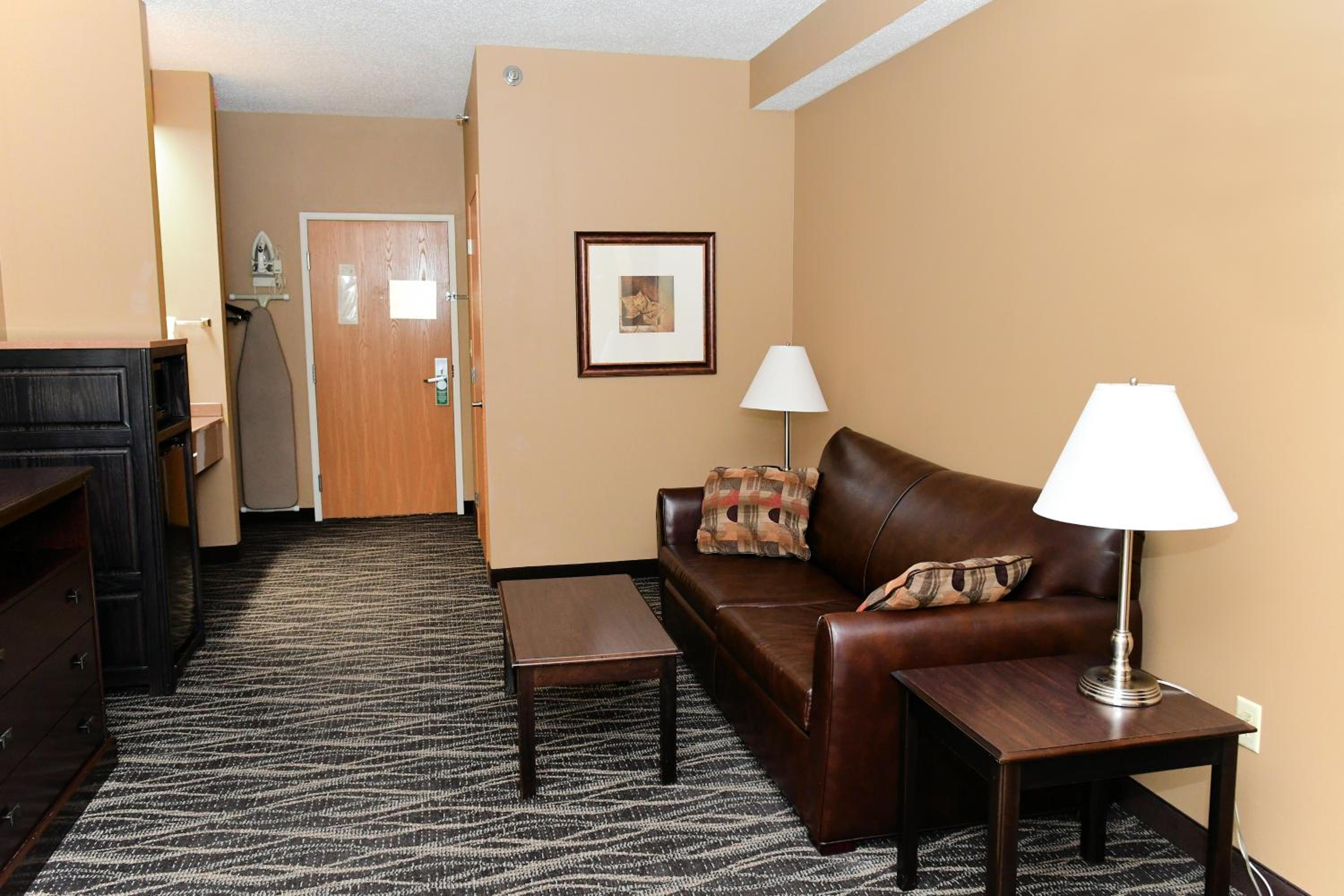 Cobblestone Inn & Suites - Denison | Majestic Hills