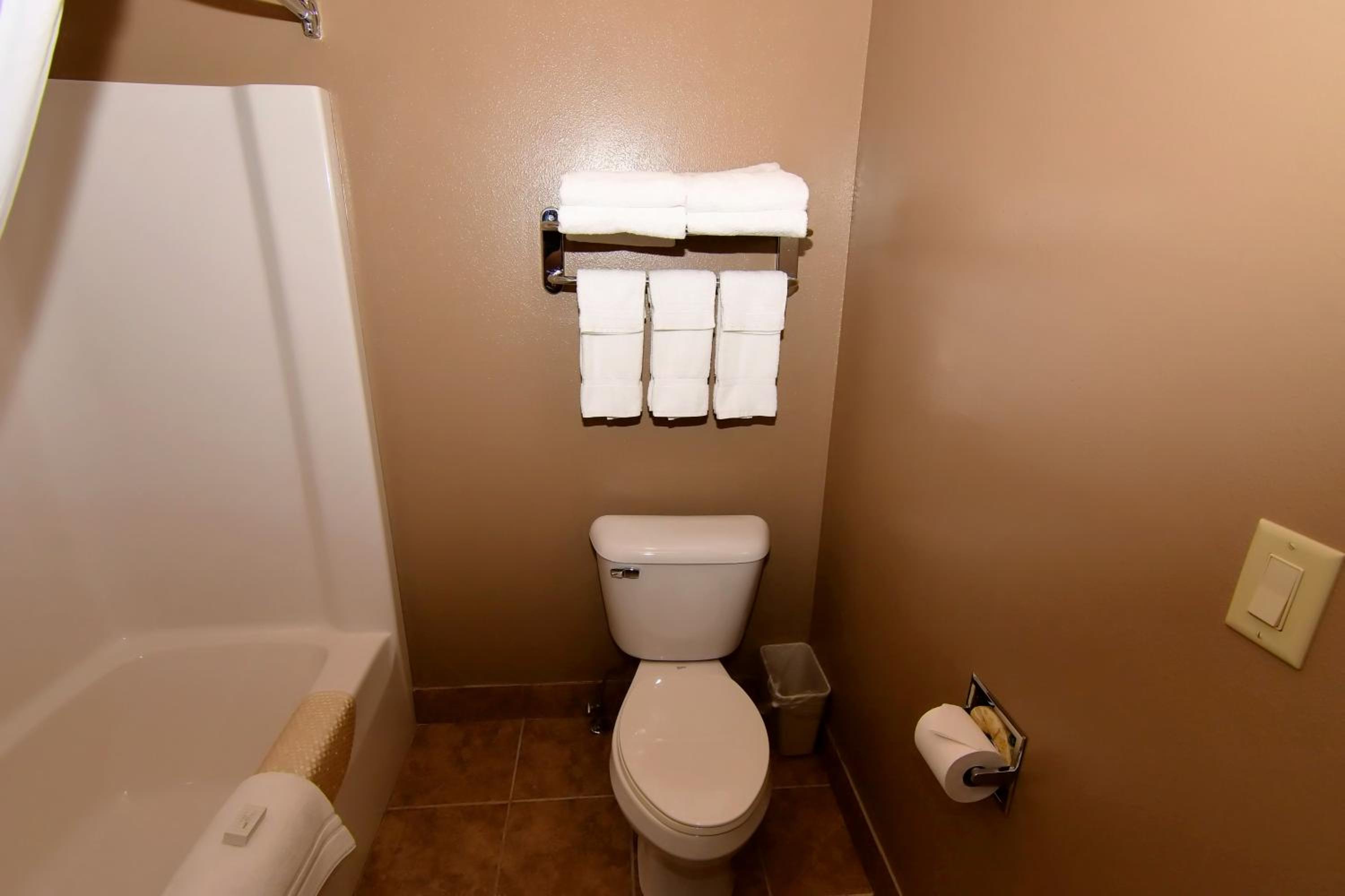 Cobblestone Inn & Suites - Denison | Majestic Hills