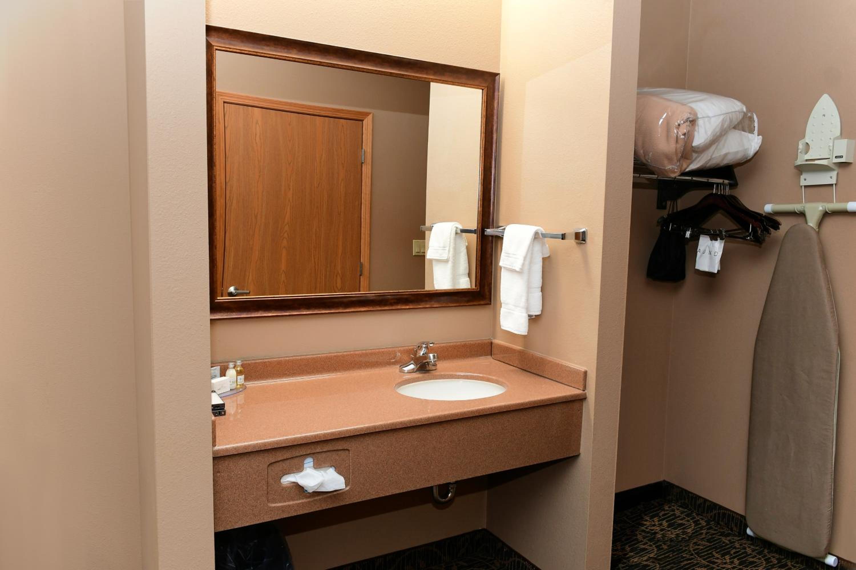 Cobblestone Inn & Suites - Denison | Majestic Hills