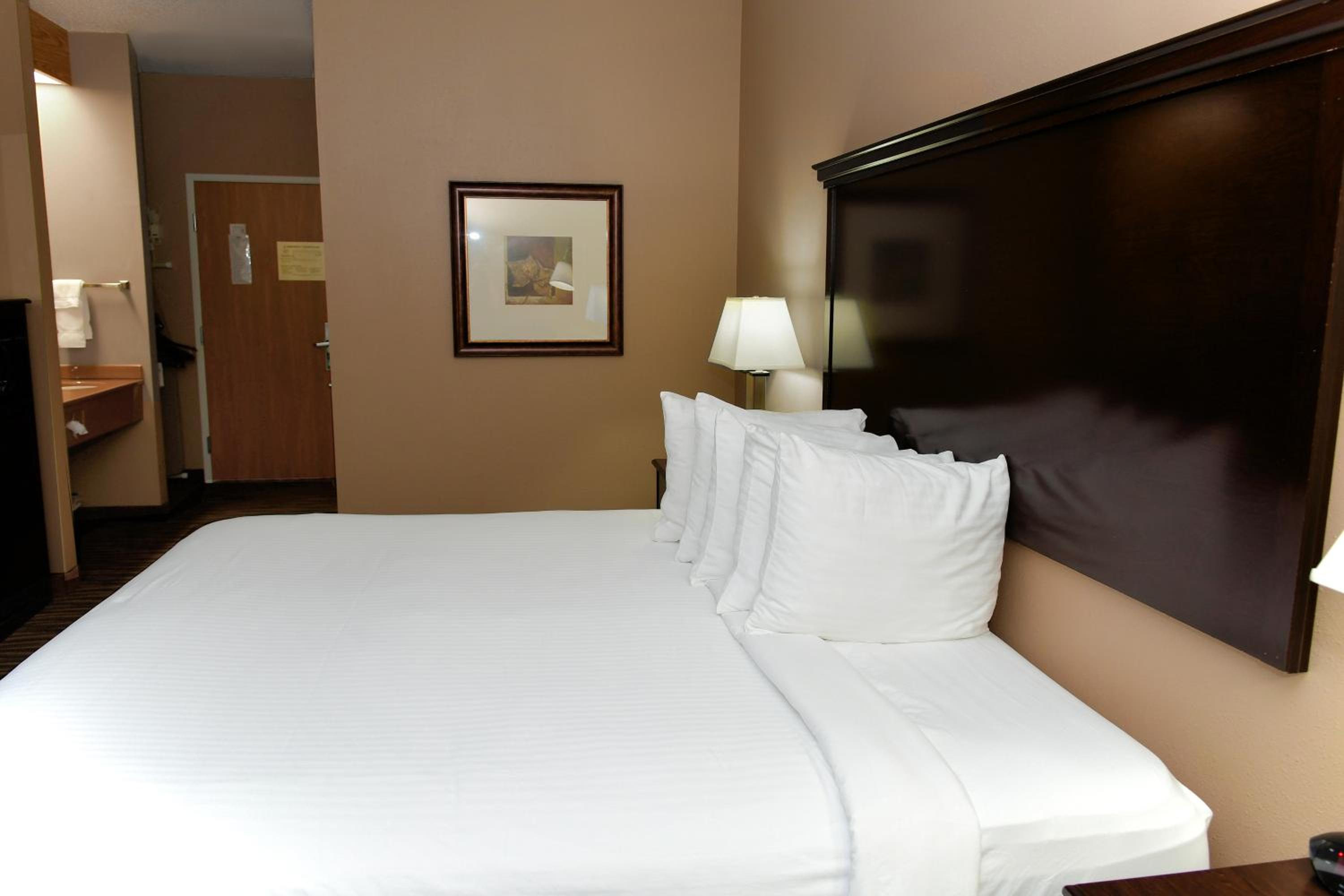 Cobblestone Inn & Suites - Denison | Majestic Hills