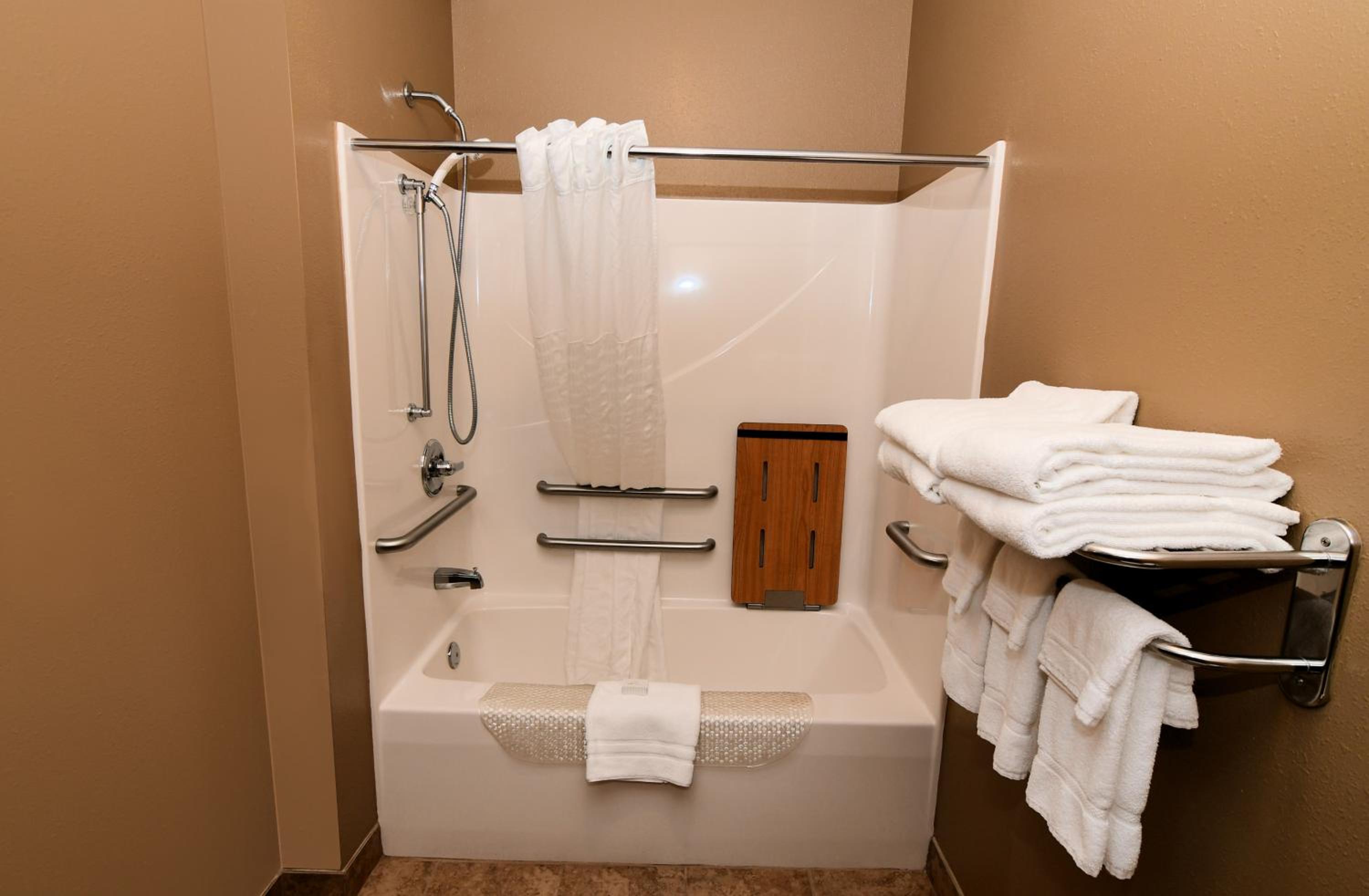 Cobblestone Inn & Suites - Denison | Majestic Hills