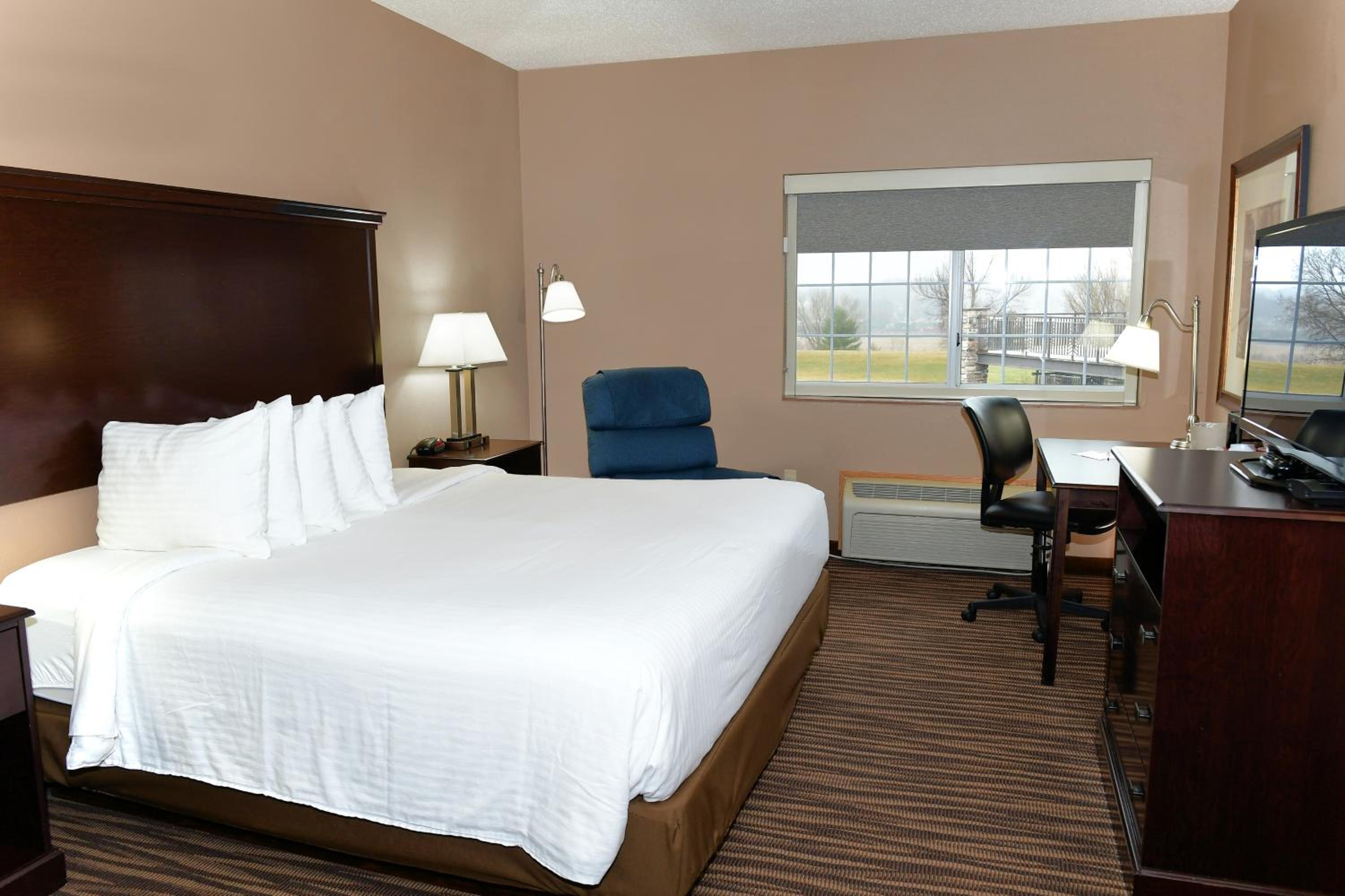 Cobblestone Inn & Suites - Denison | Majestic Hills