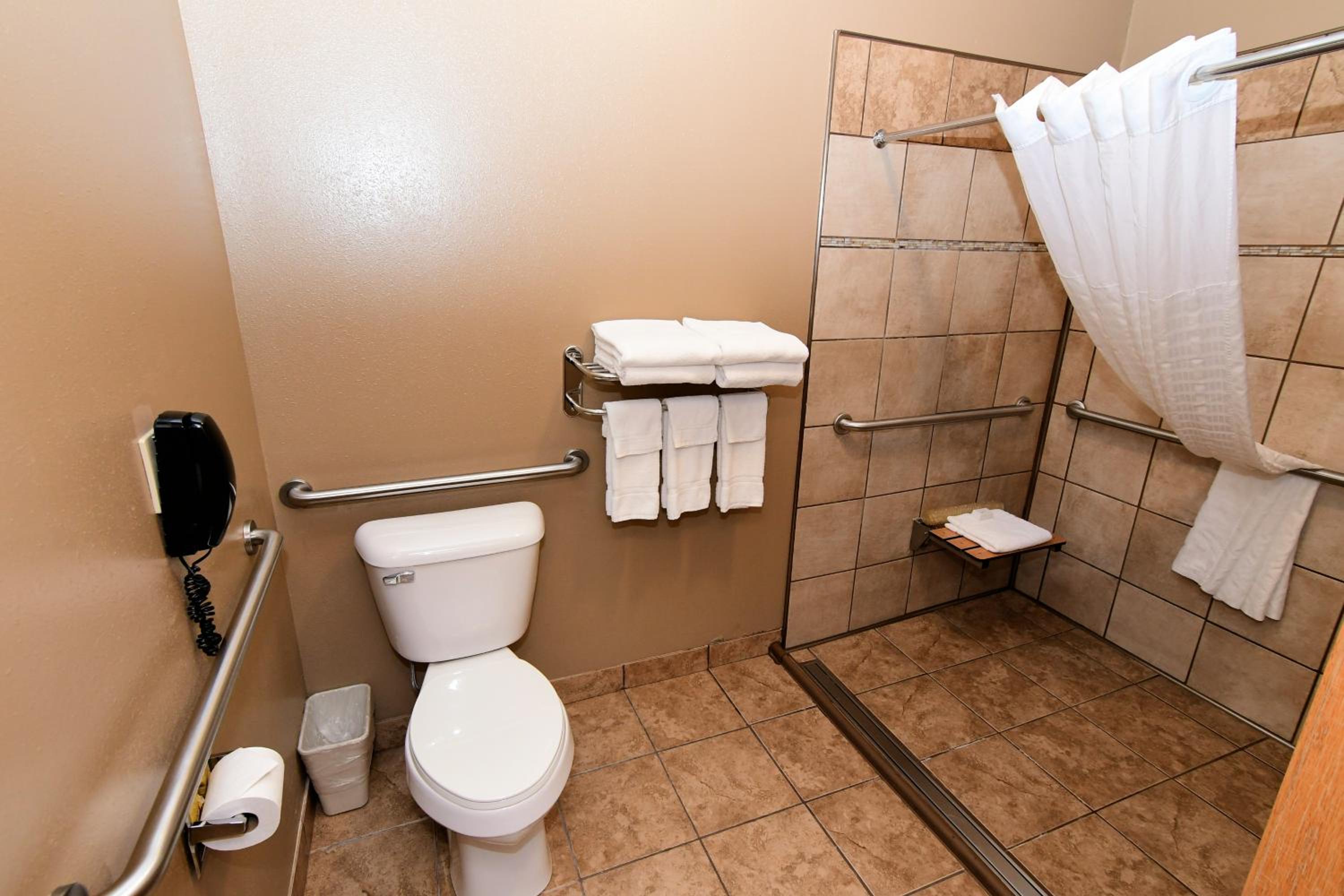 Cobblestone Inn & Suites - Denison | Majestic Hills