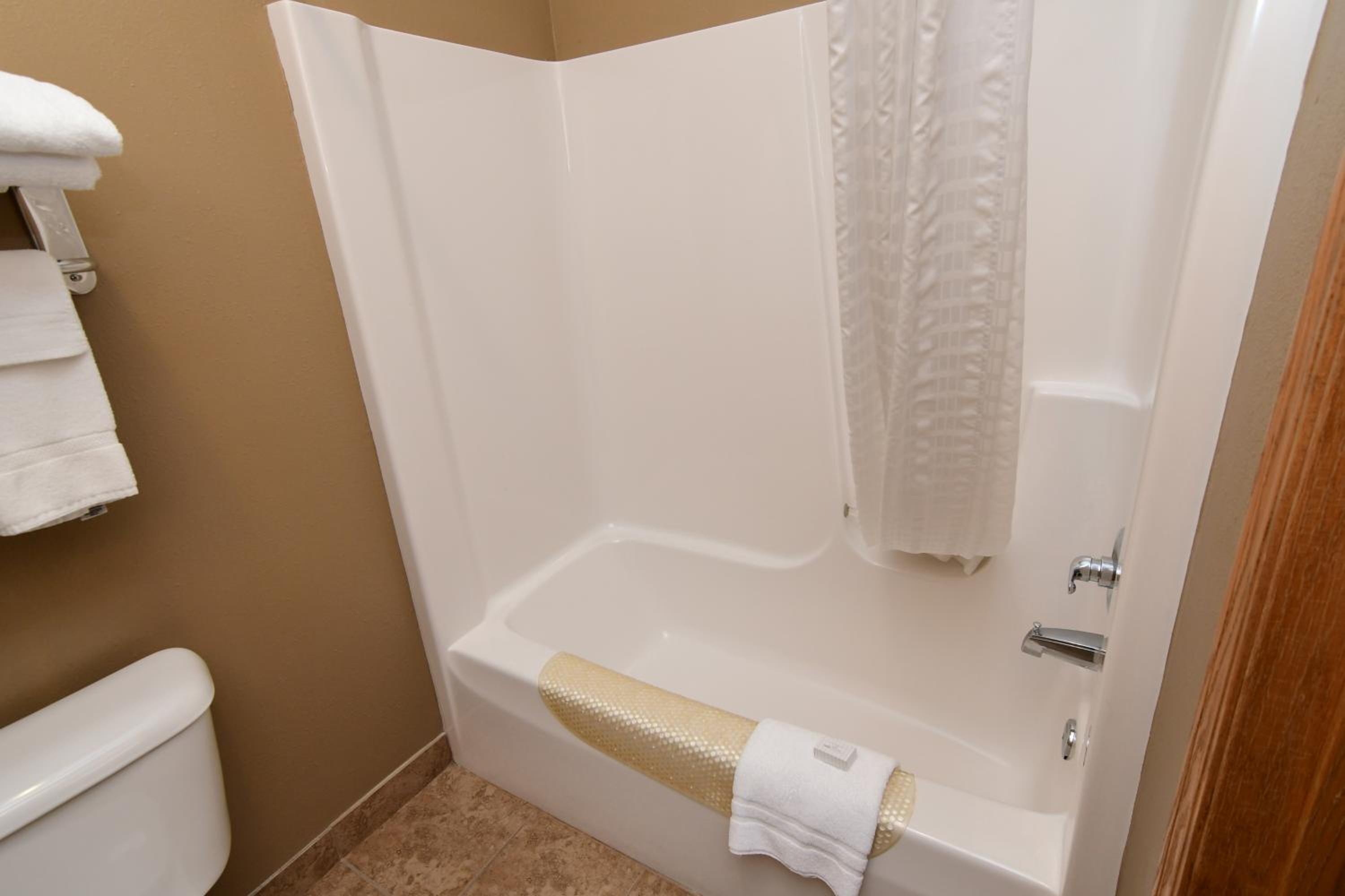 Cobblestone Inn & Suites - Denison | Majestic Hills