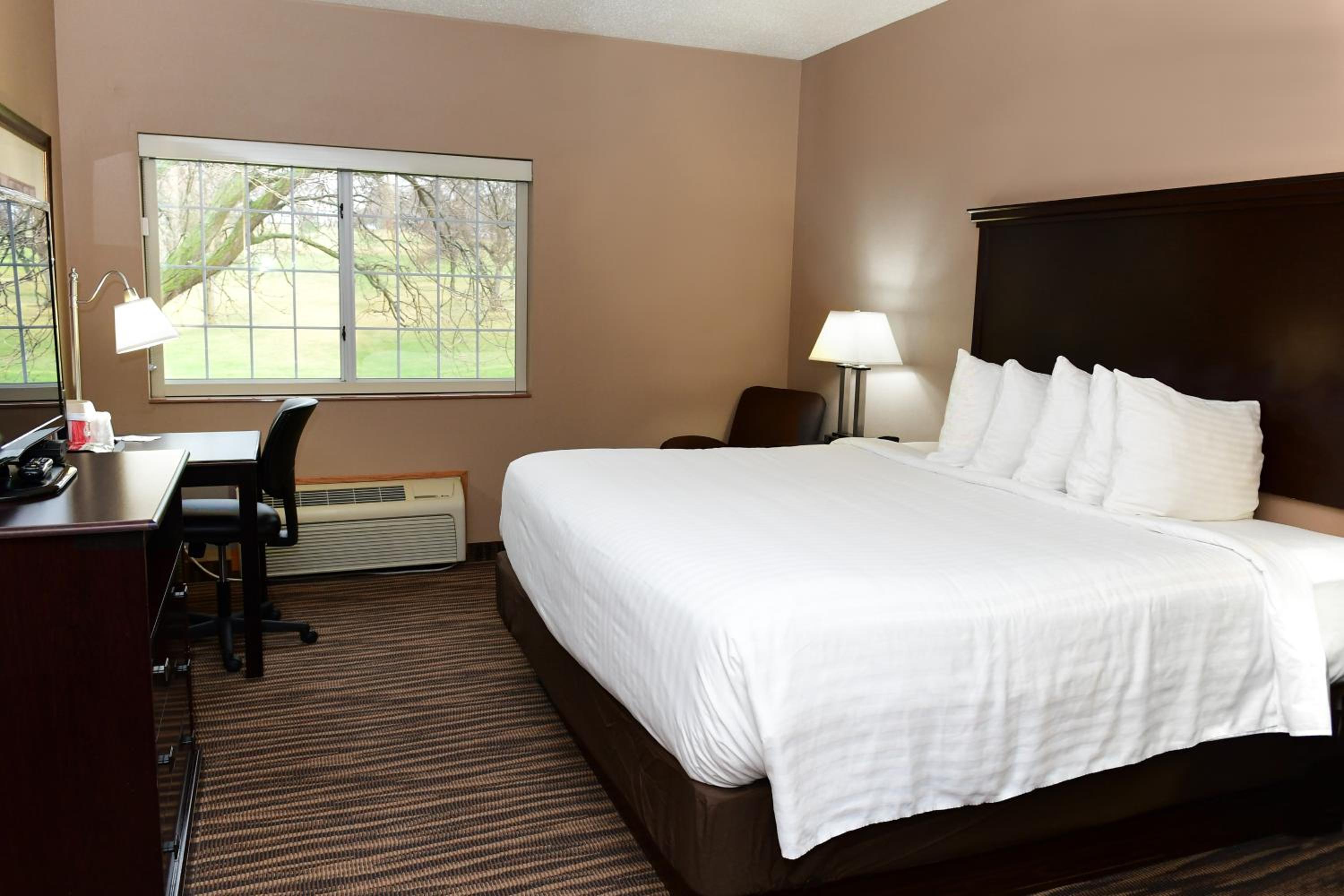 Cobblestone Inn & Suites - Denison | Majestic Hills