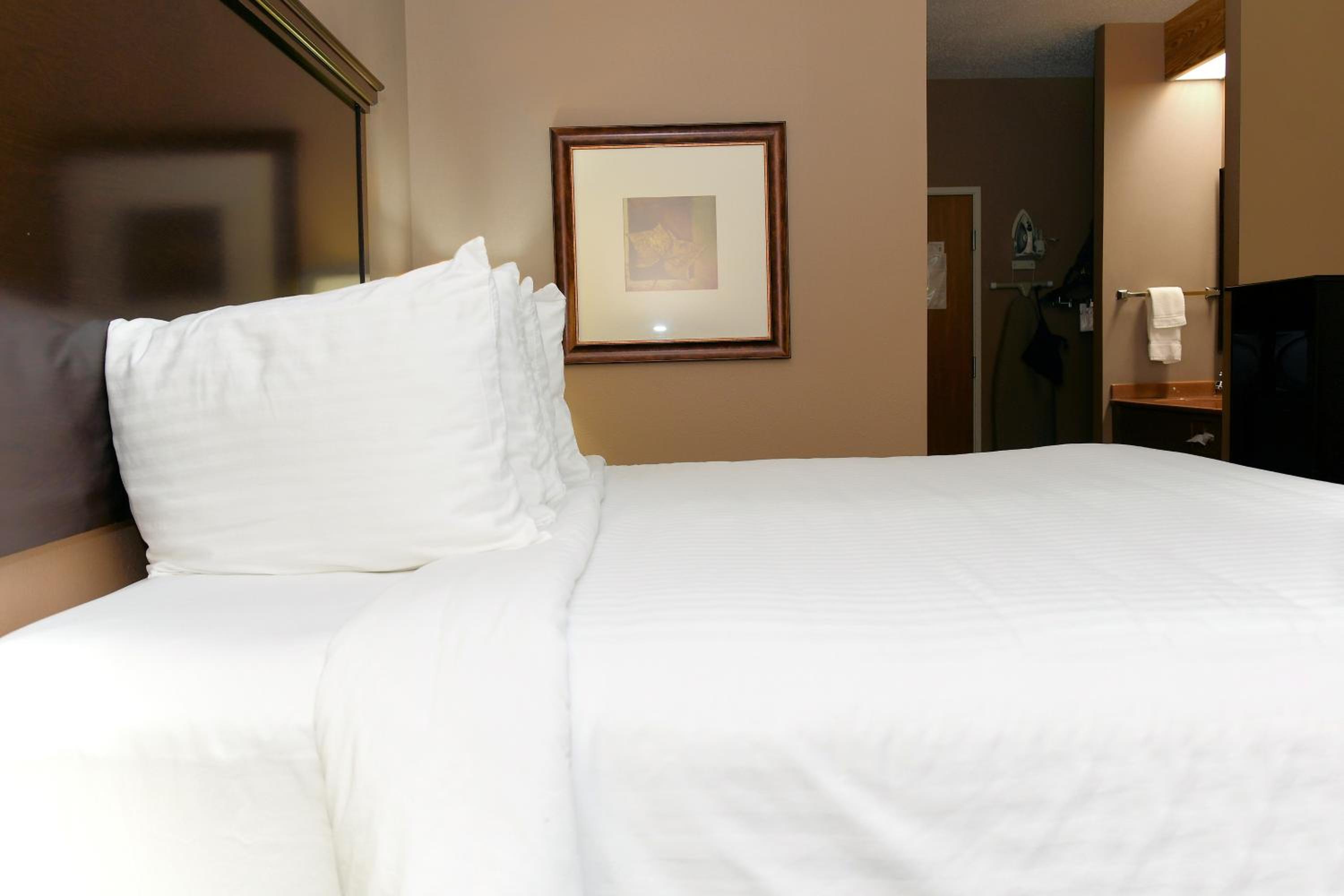 Cobblestone Inn & Suites - Denison | Majestic Hills