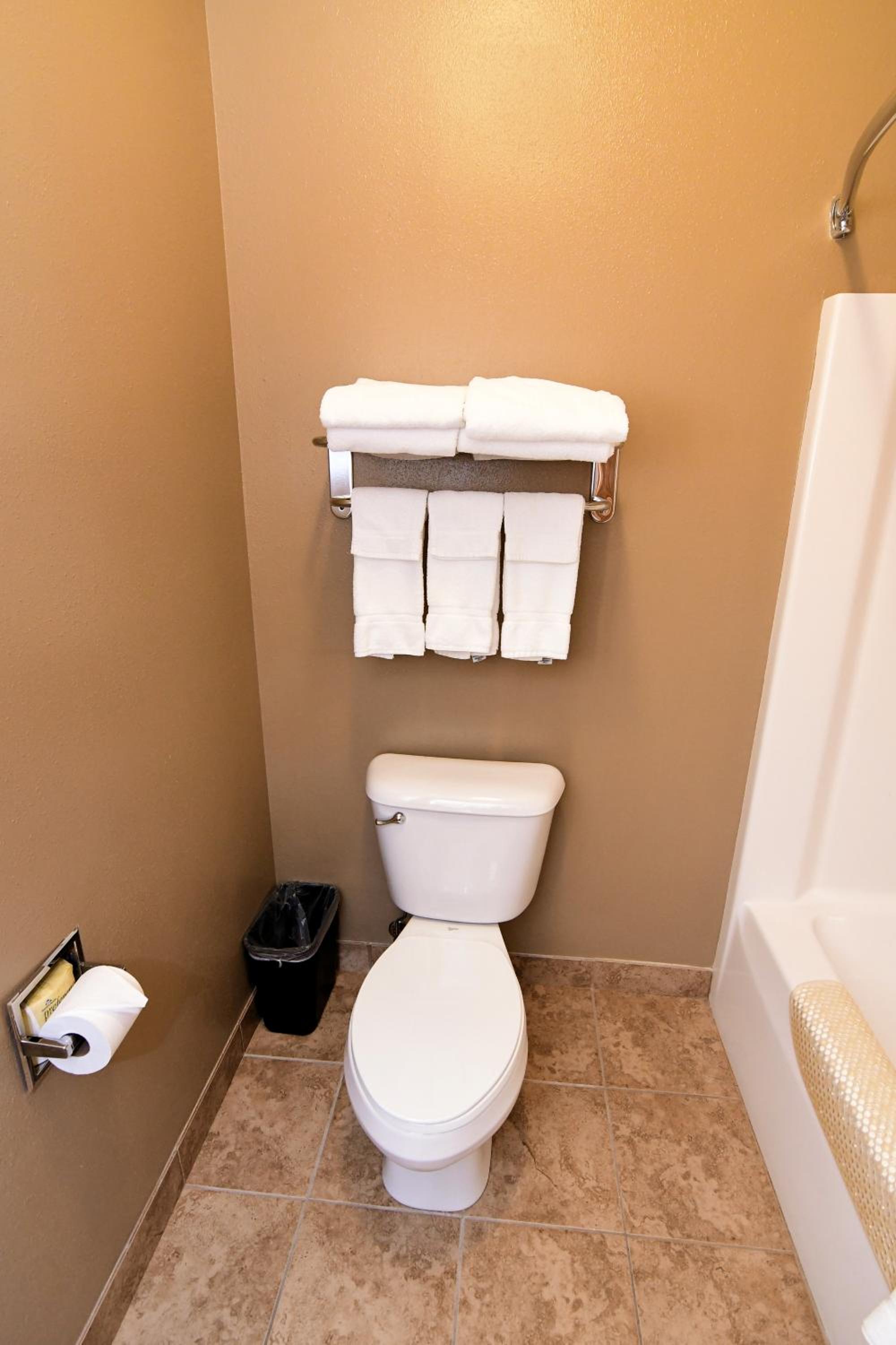 Cobblestone Inn & Suites - Denison | Majestic Hills