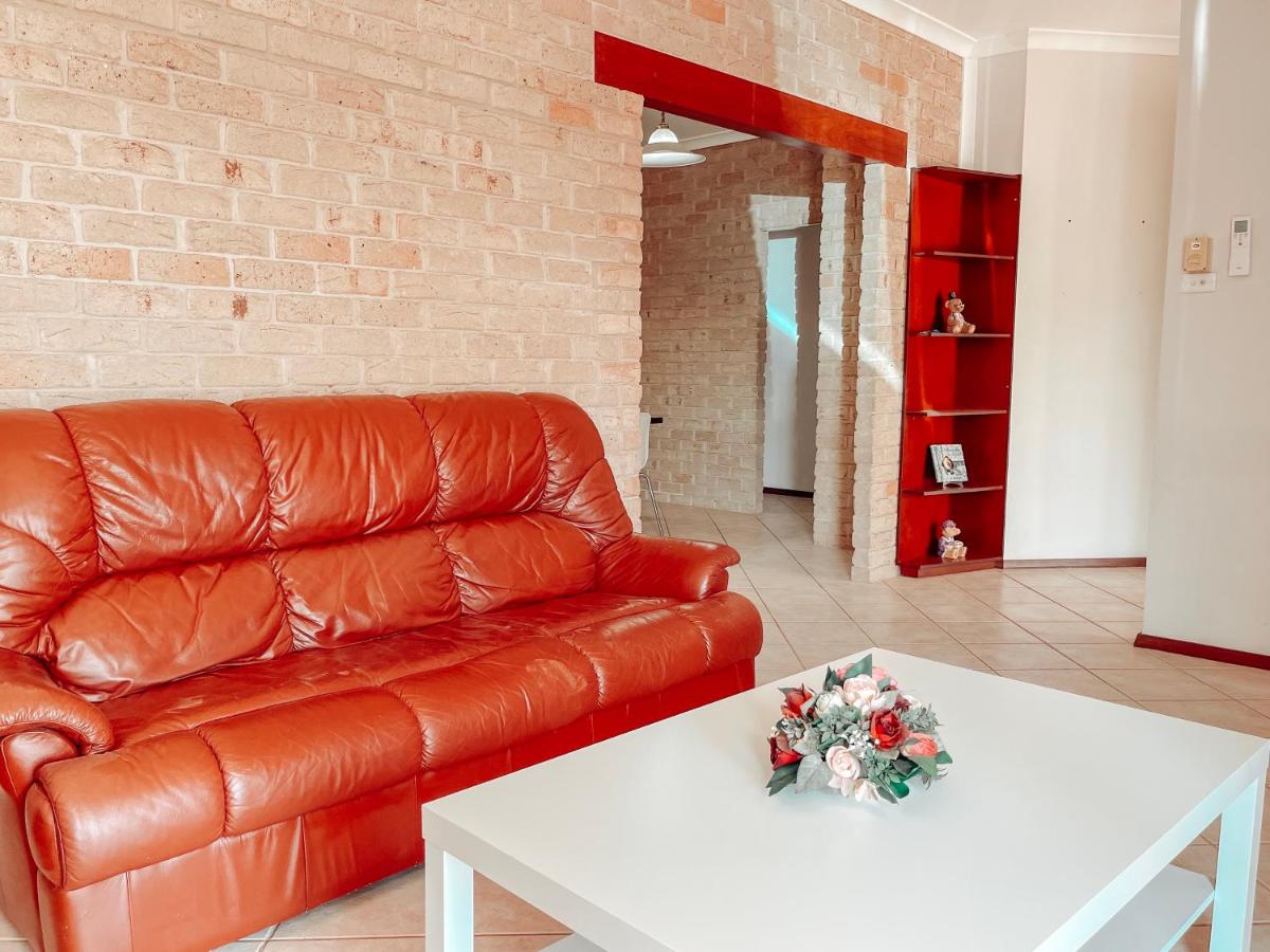 Carnarvon 3BR & 2BA Holiday House