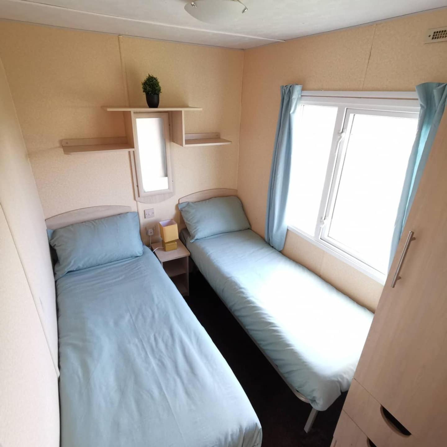 No99 Static Caravan Widemouth Fields 3 mins from beach view 5