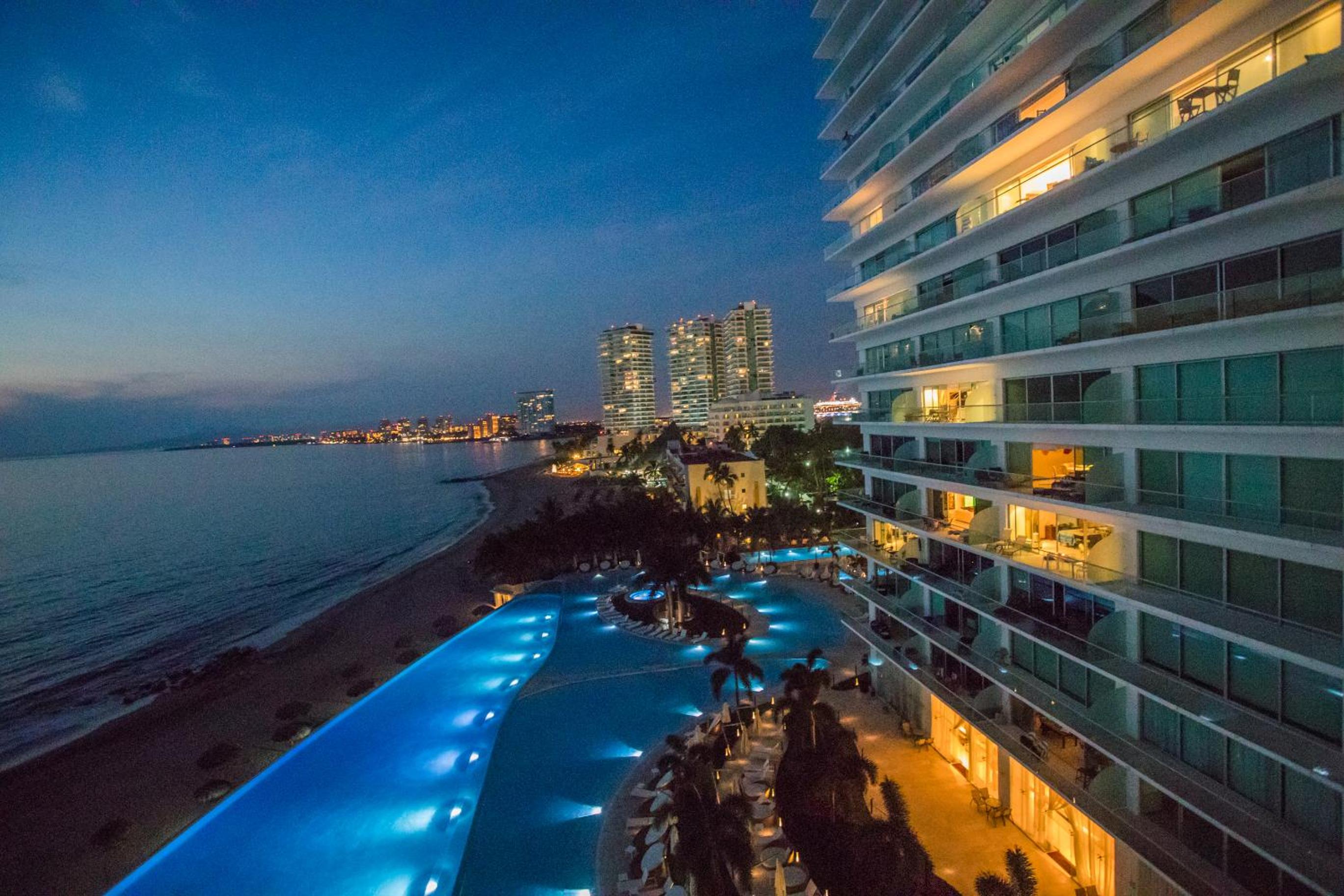 Hotel Luxury Condo Peninsula - Image 1