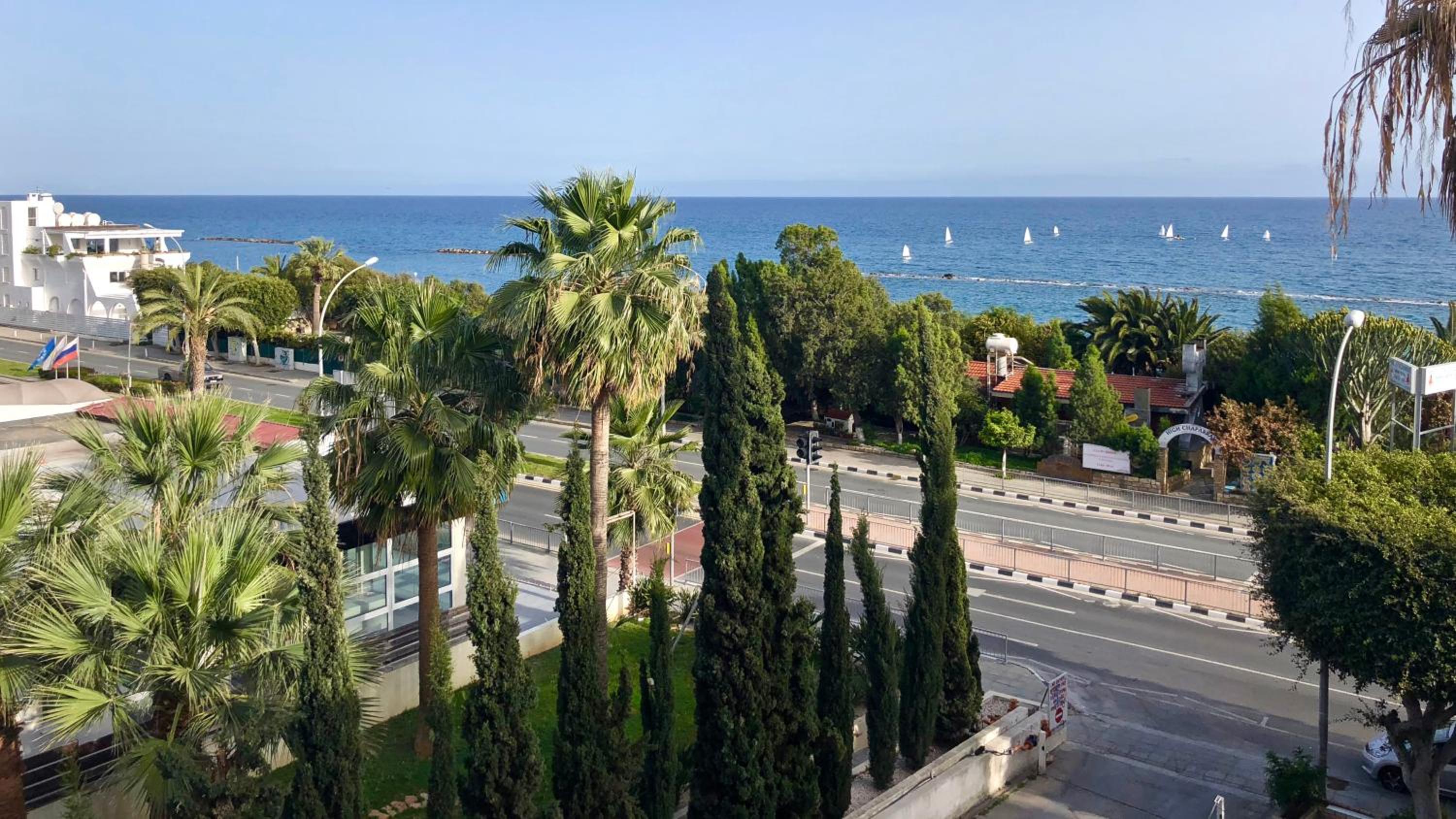 Seafront - 2 bedroom Modern