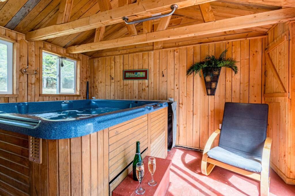 4BR Chalet Near Massif du Sud HotTub & Fire Pit