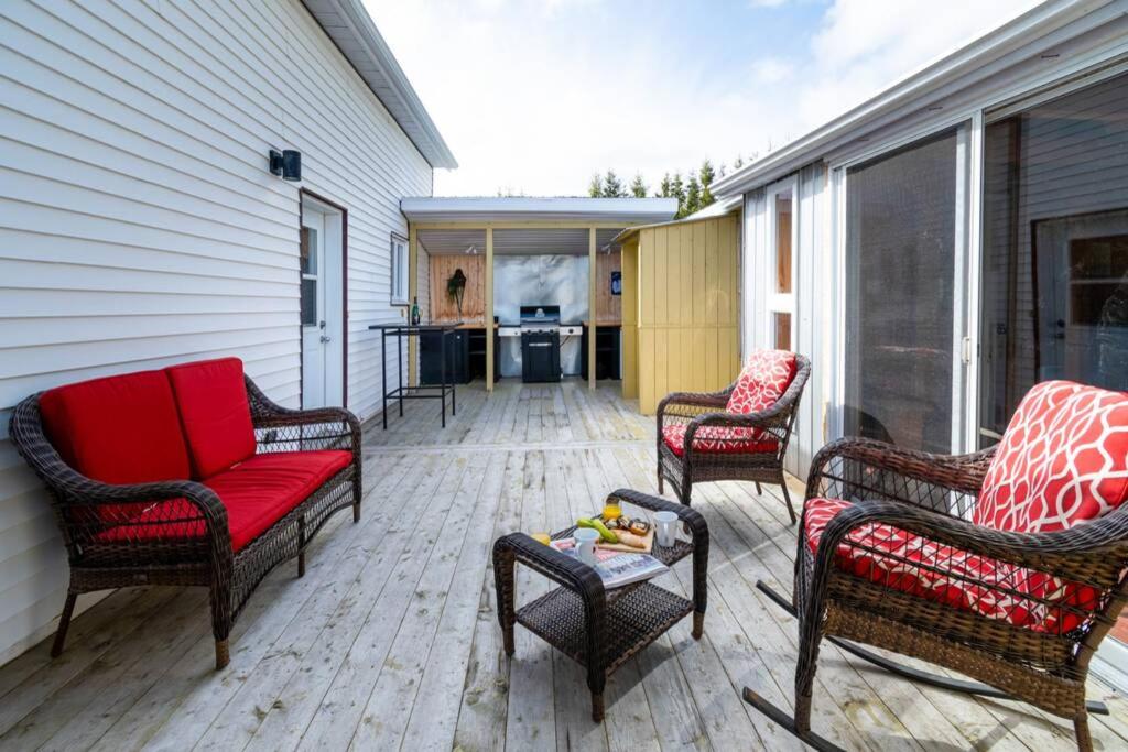 4BR Chalet Near Massif du Sud HotTub & Fire Pit