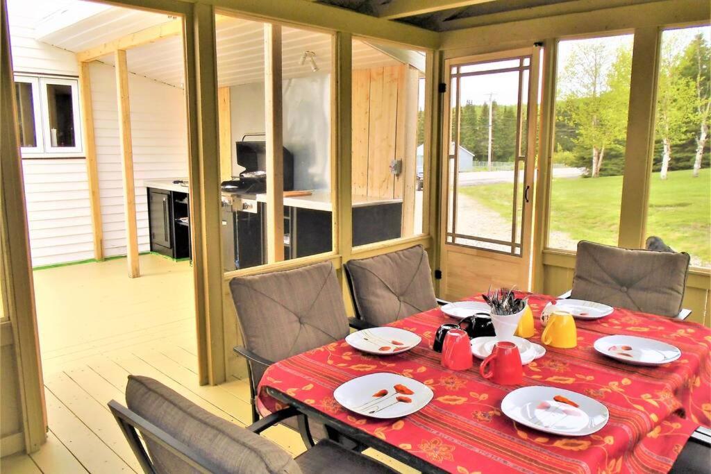 4BR Chalet Near Massif du Sud HotTub & Fire Pit