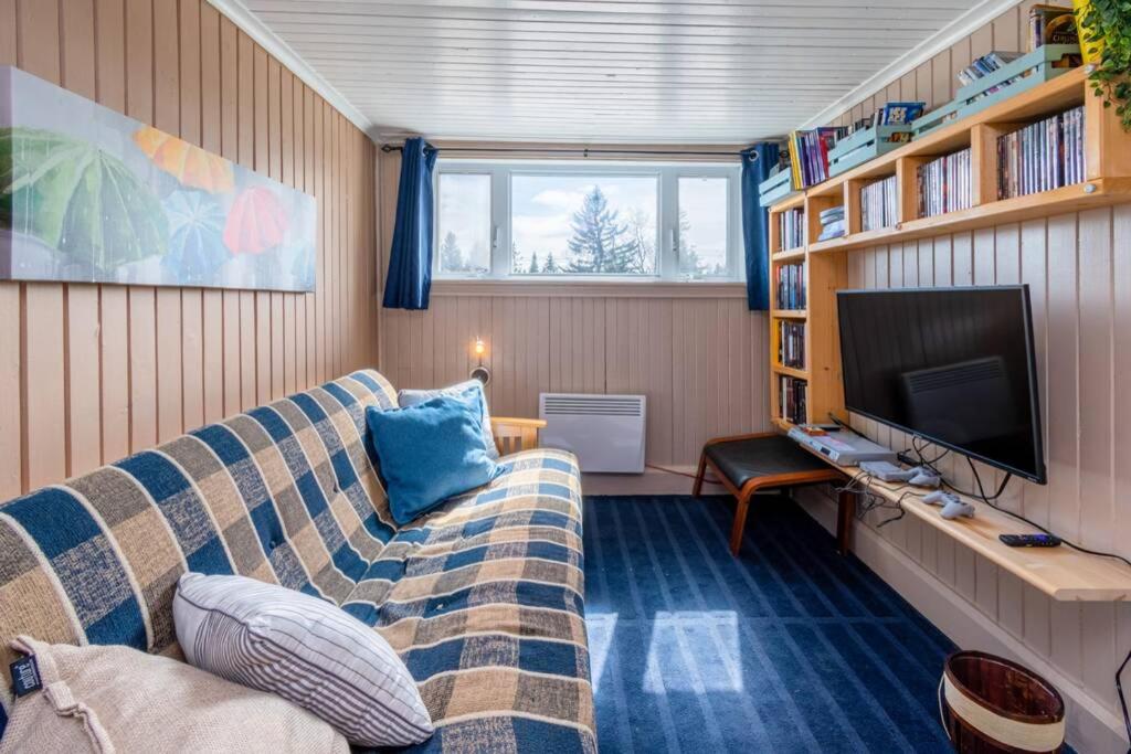4BR Chalet Near Massif du Sud HotTub & Fire Pit