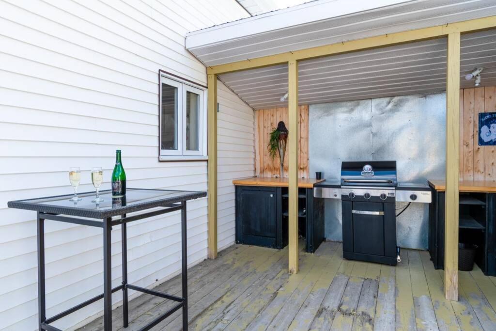 4BR Chalet Near Massif du Sud HotTub & Fire Pit